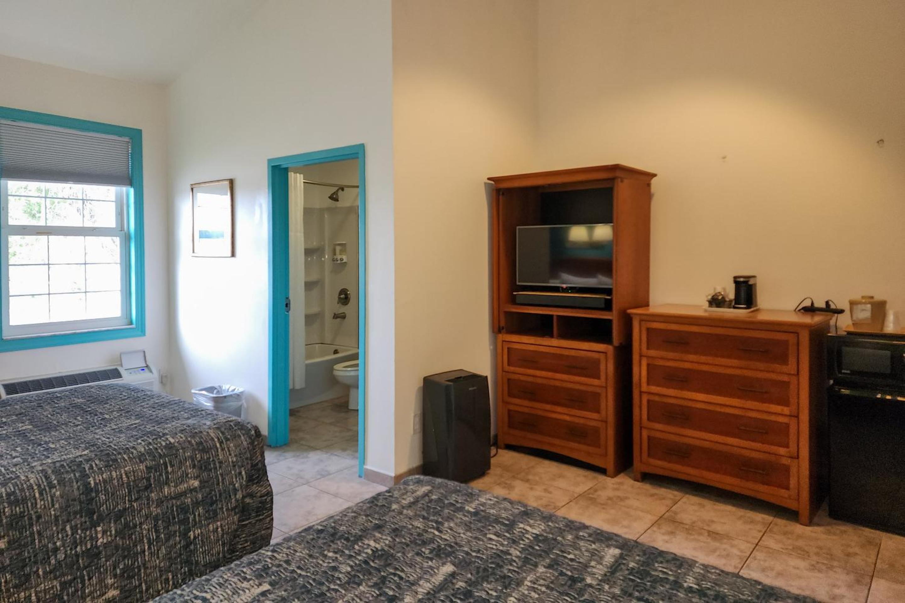 Queen Room with Two Queen Beds photo 3