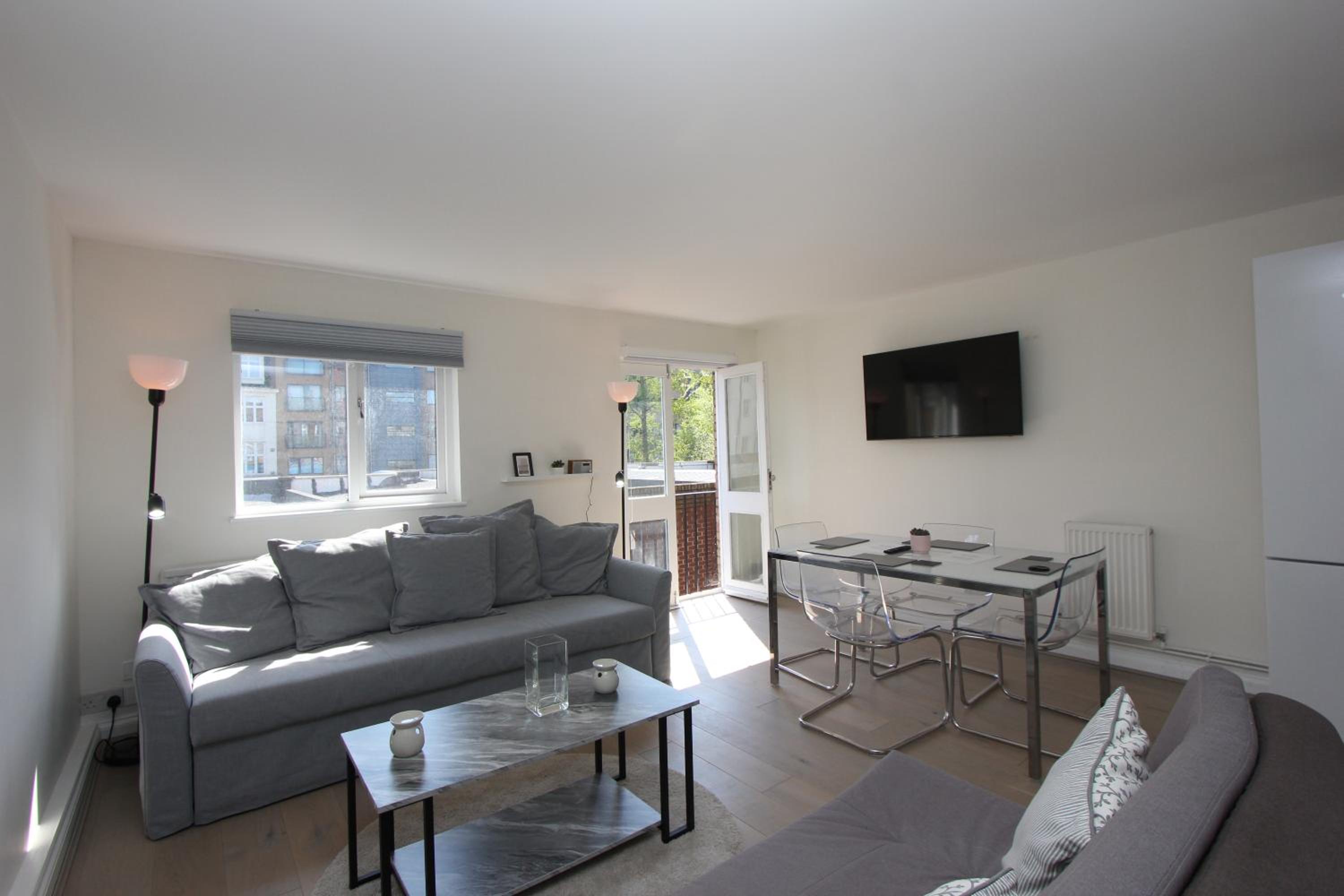 One-Bedroom Apartment photo 1