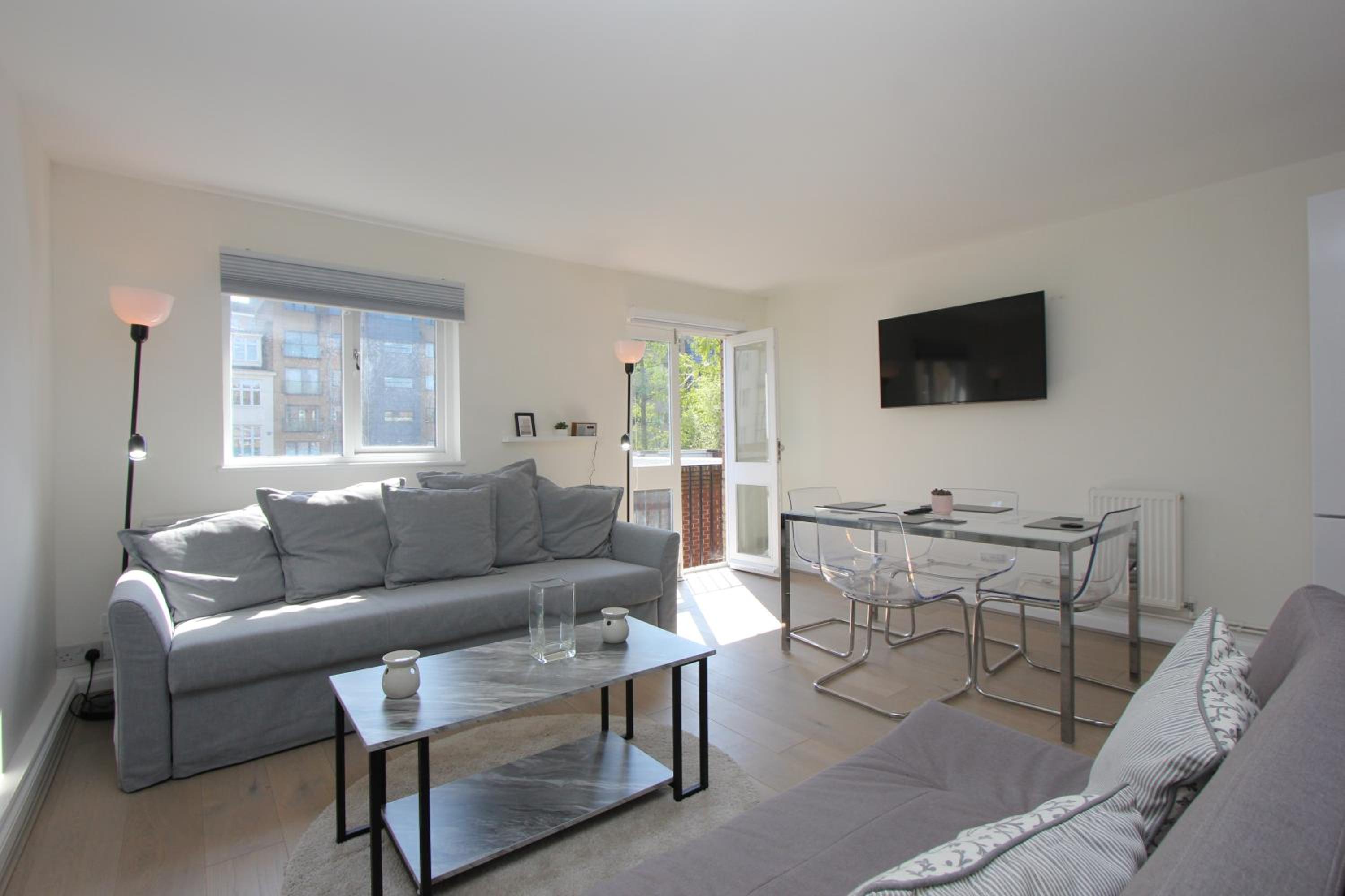 One-Bedroom Apartment photo 2