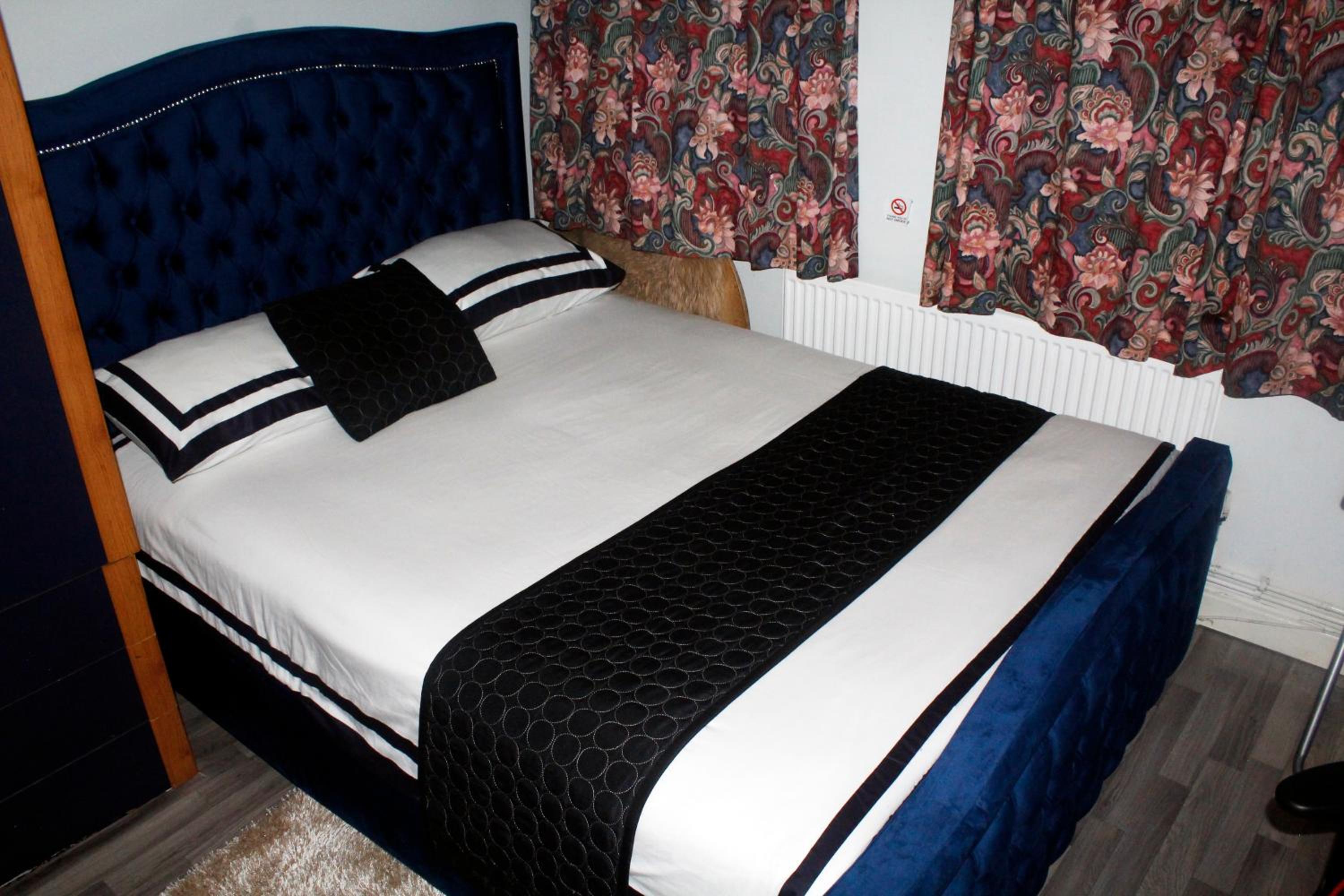 Double Room with Shared Bathroom photo 1