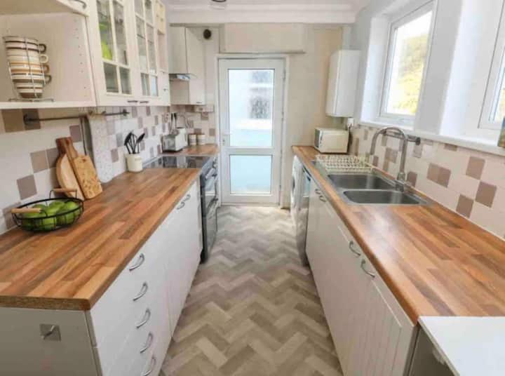 Three-Bedroom House photo 3