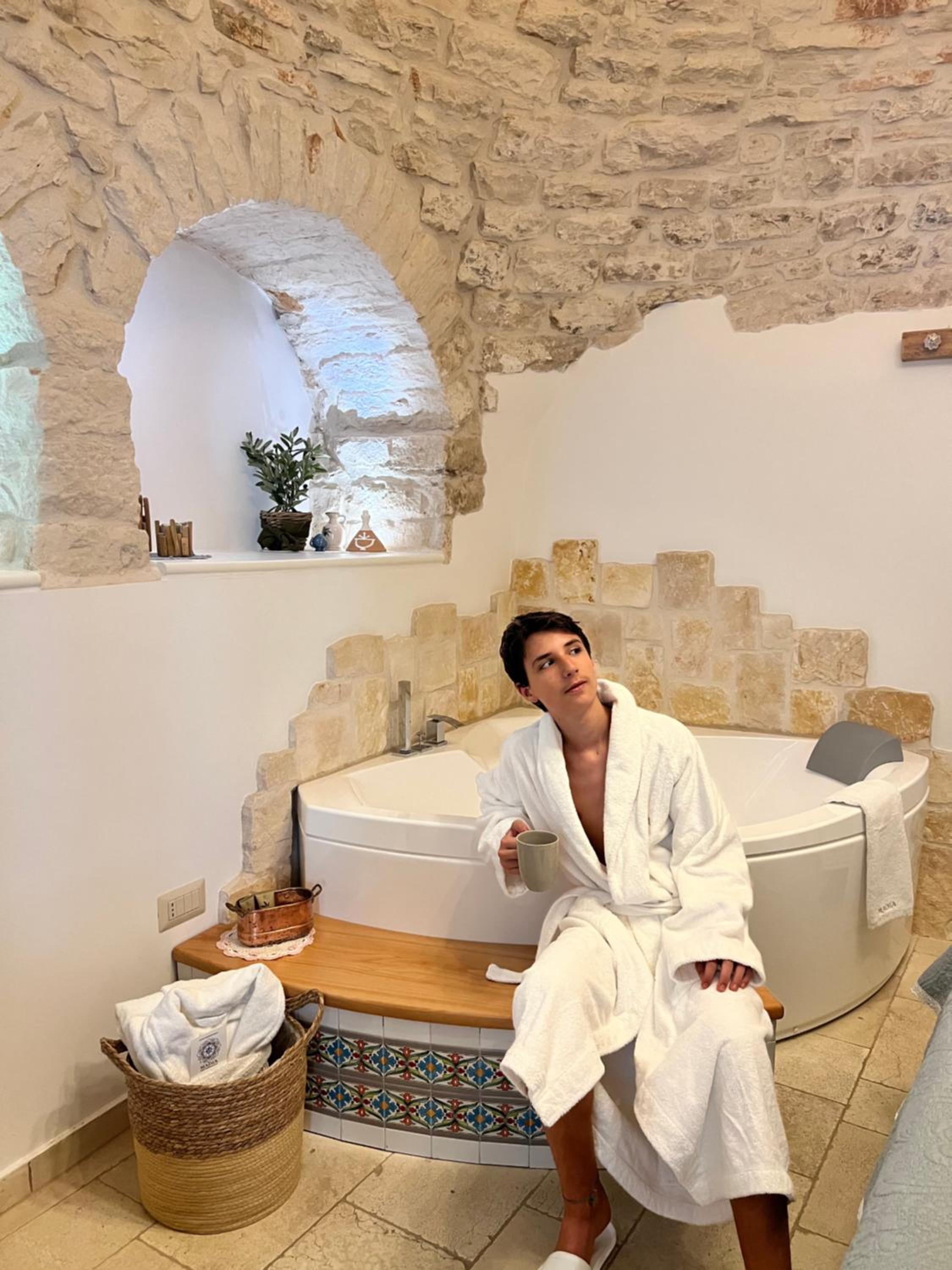 Trullo Suite with Hot Tub - Photo 11
