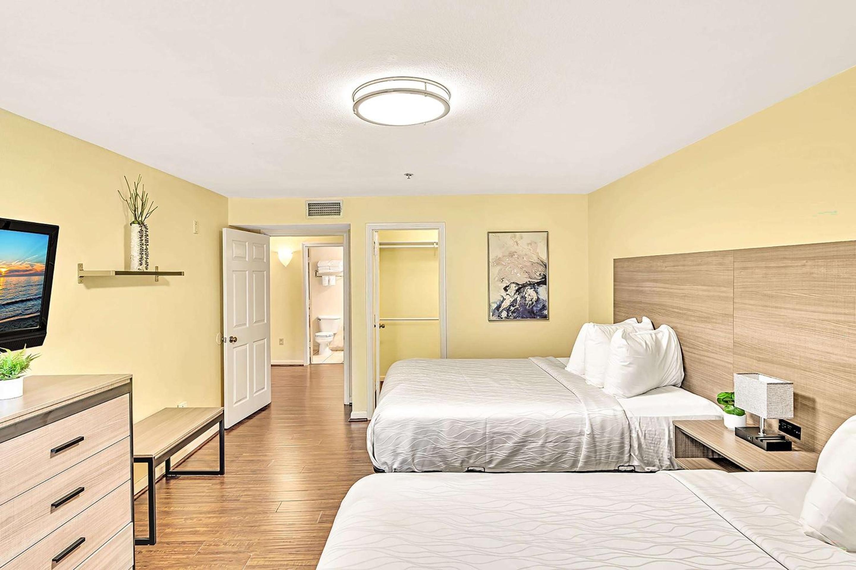 Two-Bedroom Suite - Photo 5