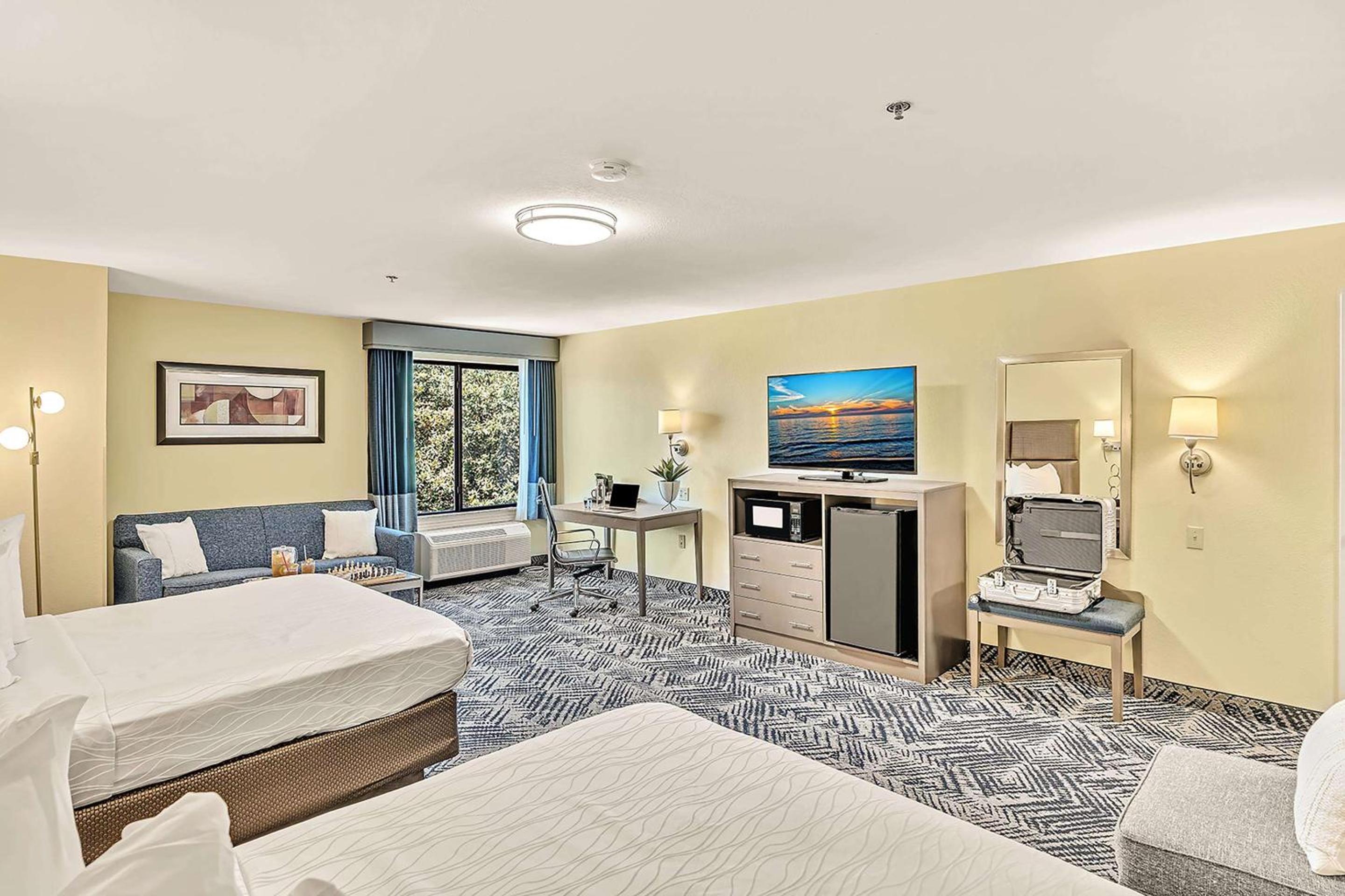 Queen Room with Two Queen Beds and Roll-In Shower - Disability Access/Non-Smoking - Photo 4