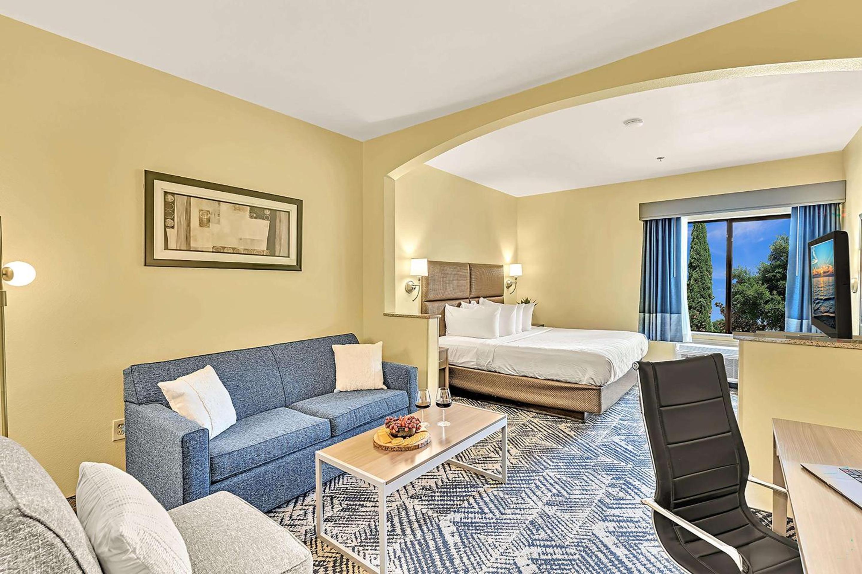 King Suite with Sofa Bed - Non-Smoking - Photo 1