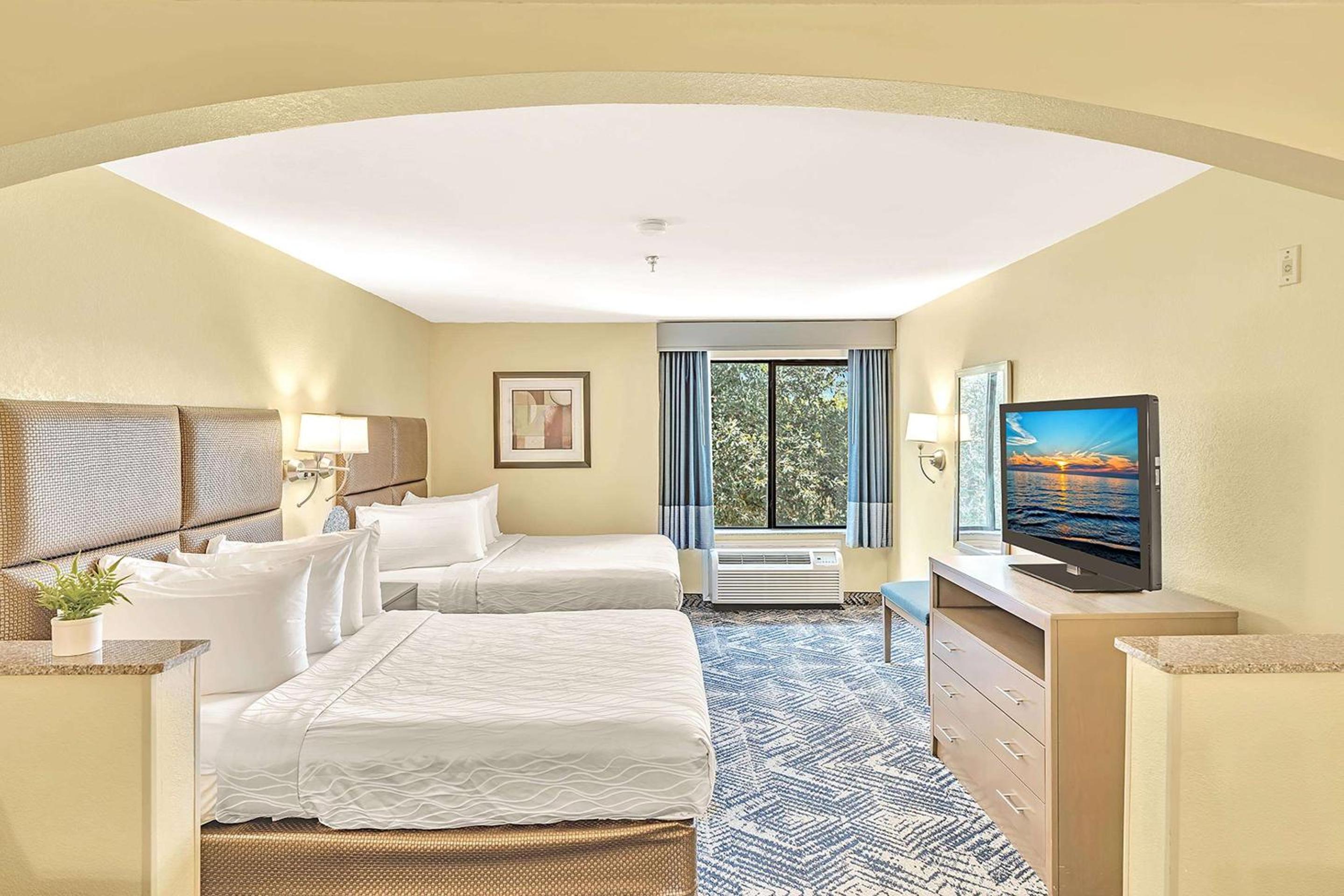 Queen Suite with Two Queen Beds and Sofa Bed - Non-Smoking - Photo 2