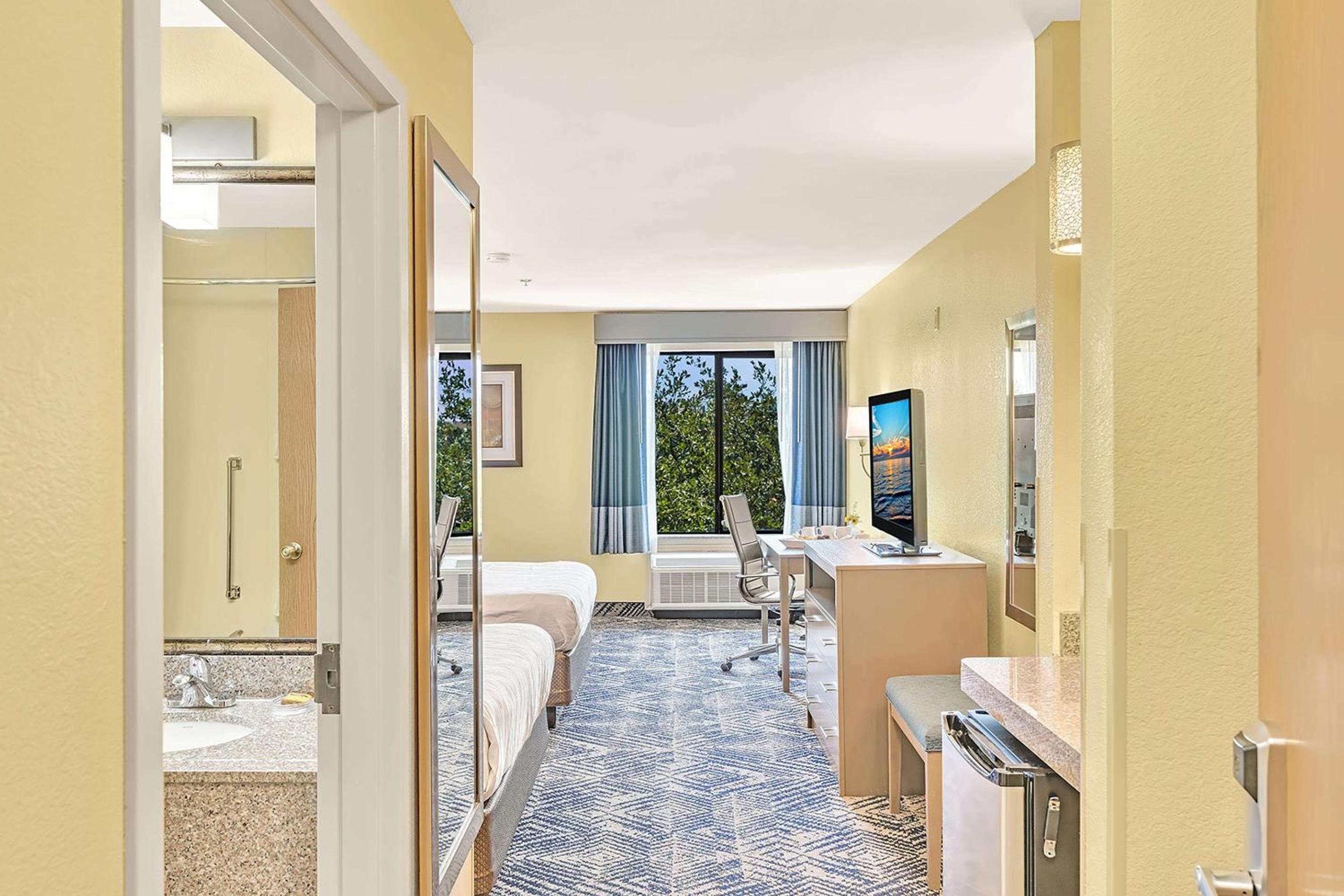 Queen Room with Two Queen Beds - Non-Smoking - Photo 4