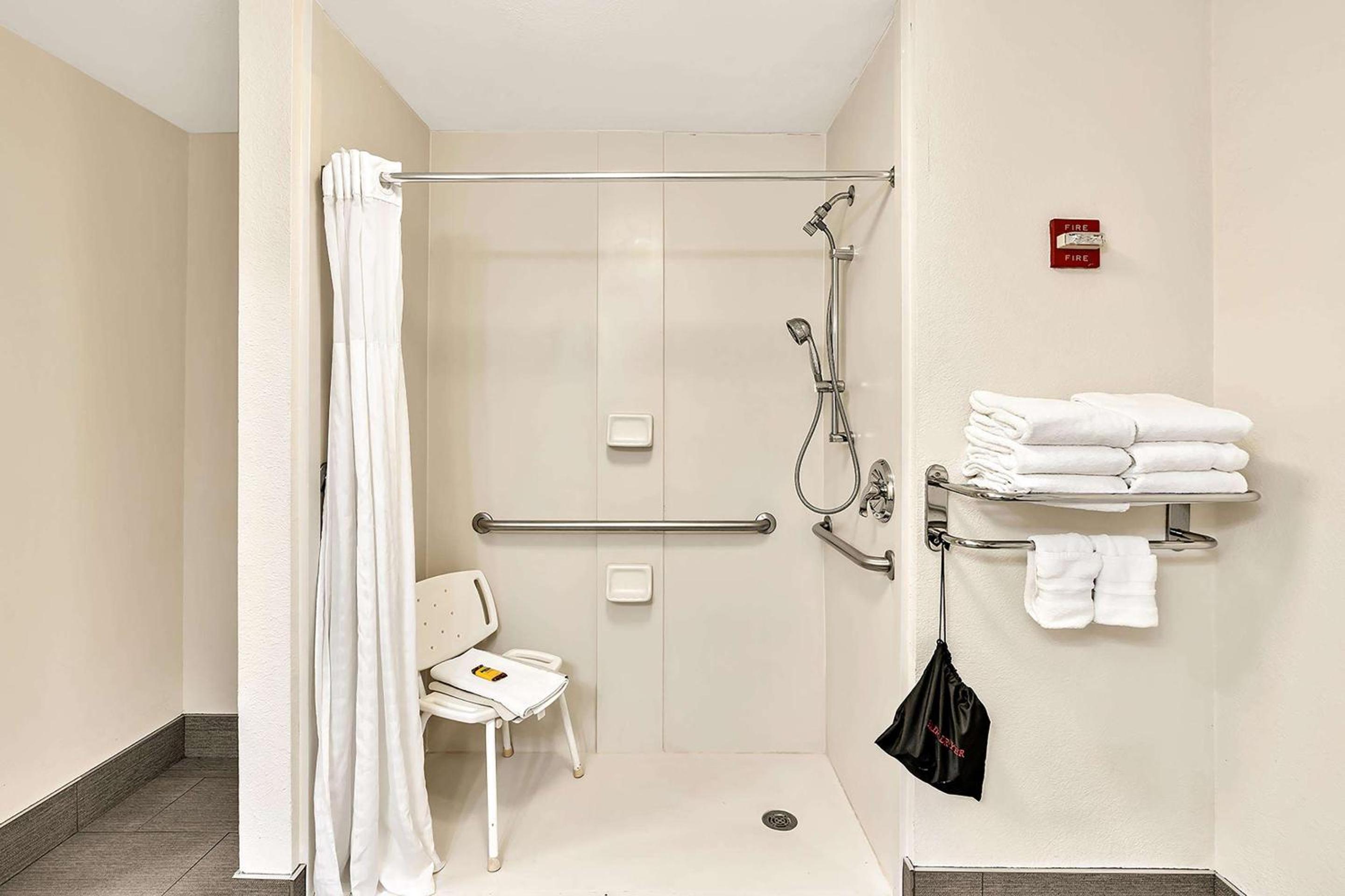 Queen Room with Two Queen Beds and Roll-In Shower - Disability Access/Non-Smoking - Photo 2