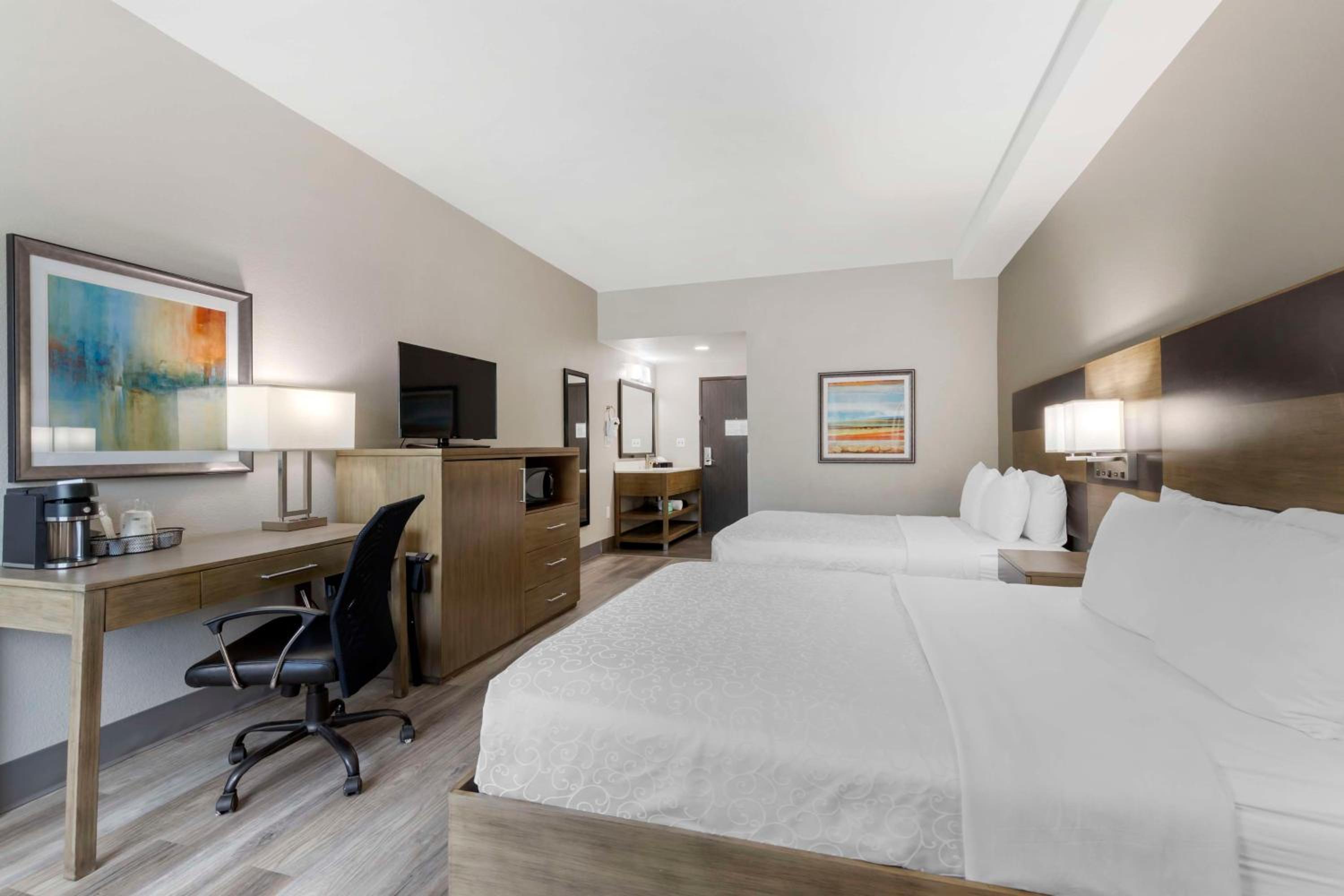 Queen Room with Two Queen Beds - Photo 2