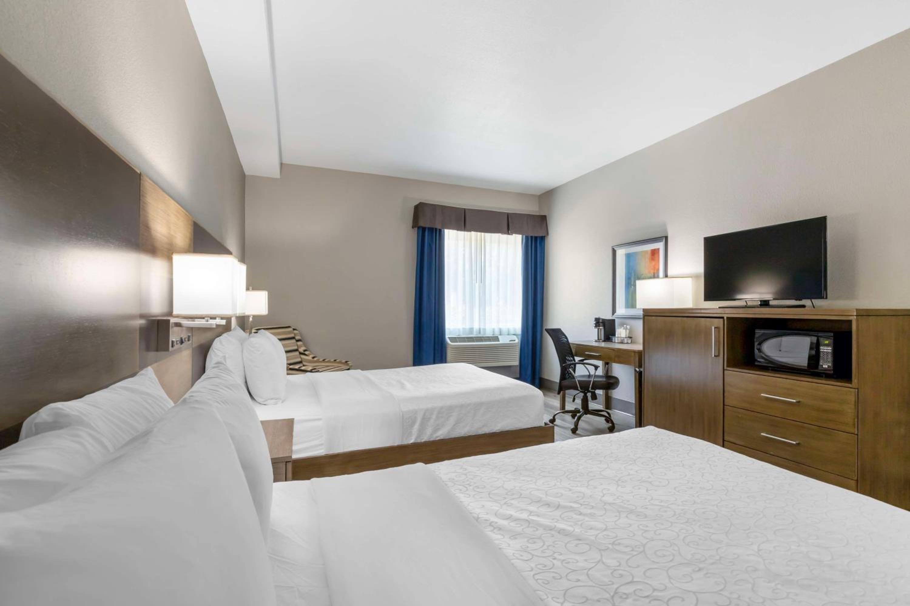 Queen Room with Two Queen Beds - Photo 3