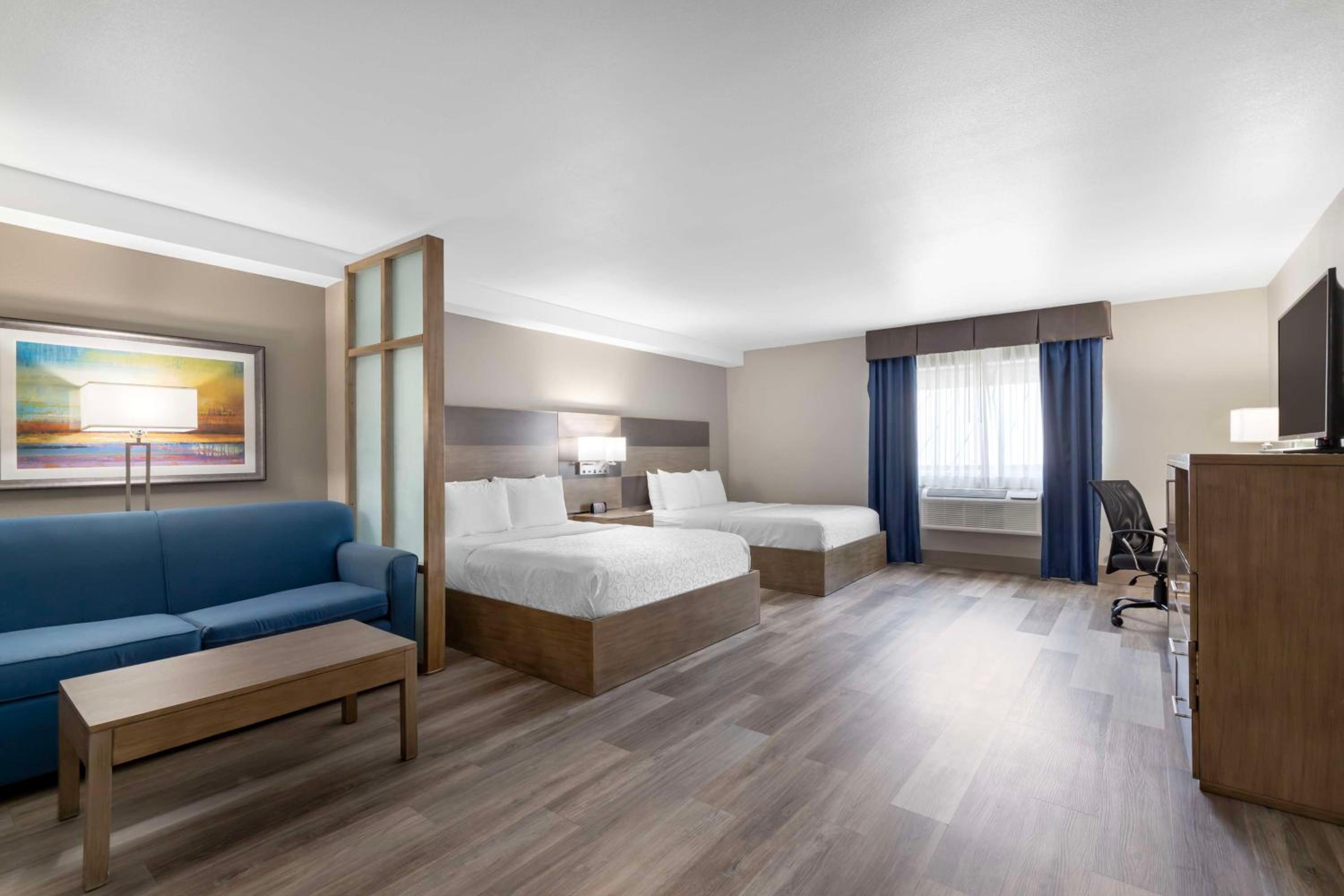 Queen Suite with Two Queen Beds - Photo 2