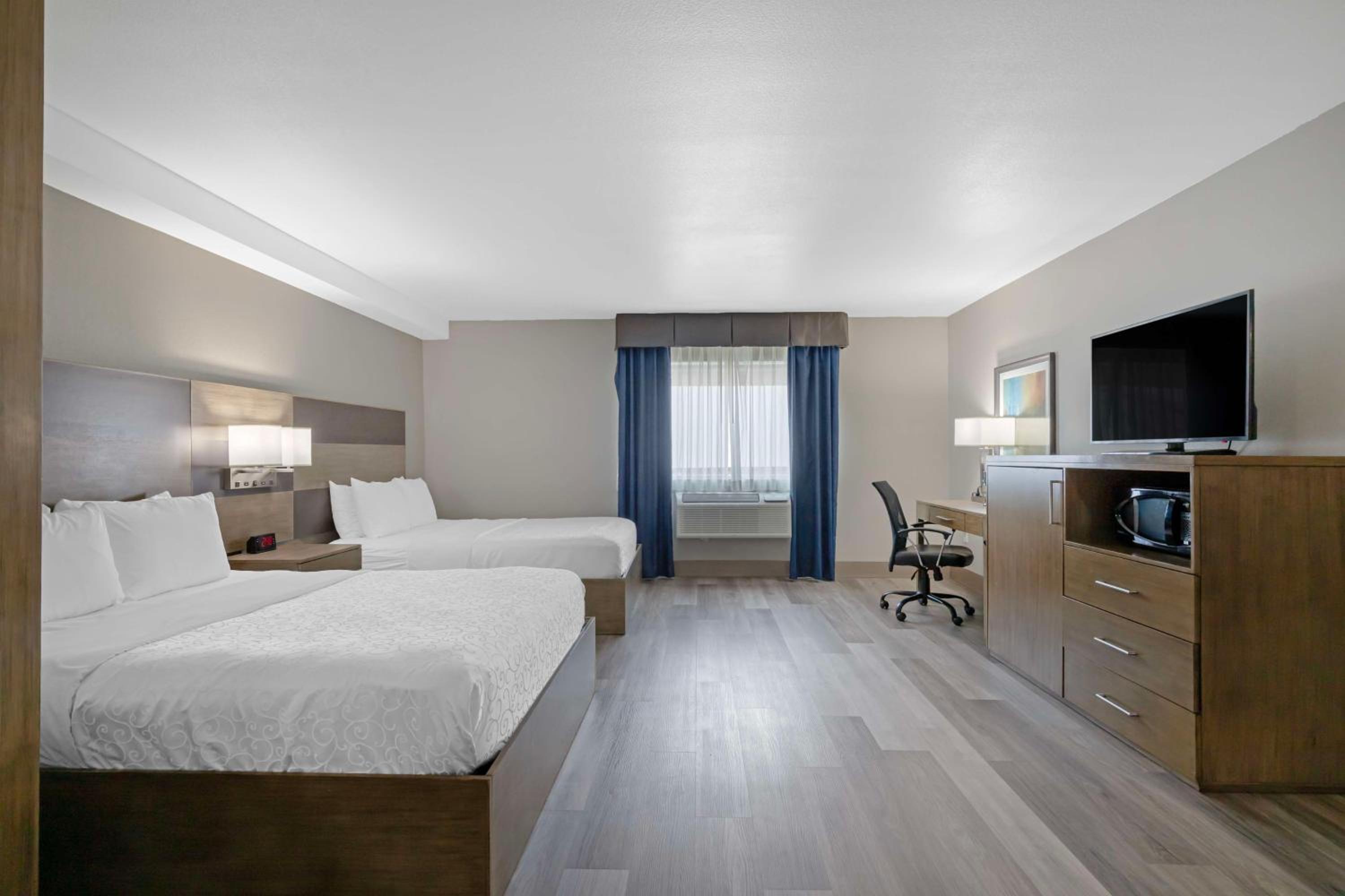 Queen Suite with Two Queen Beds - Photo 3