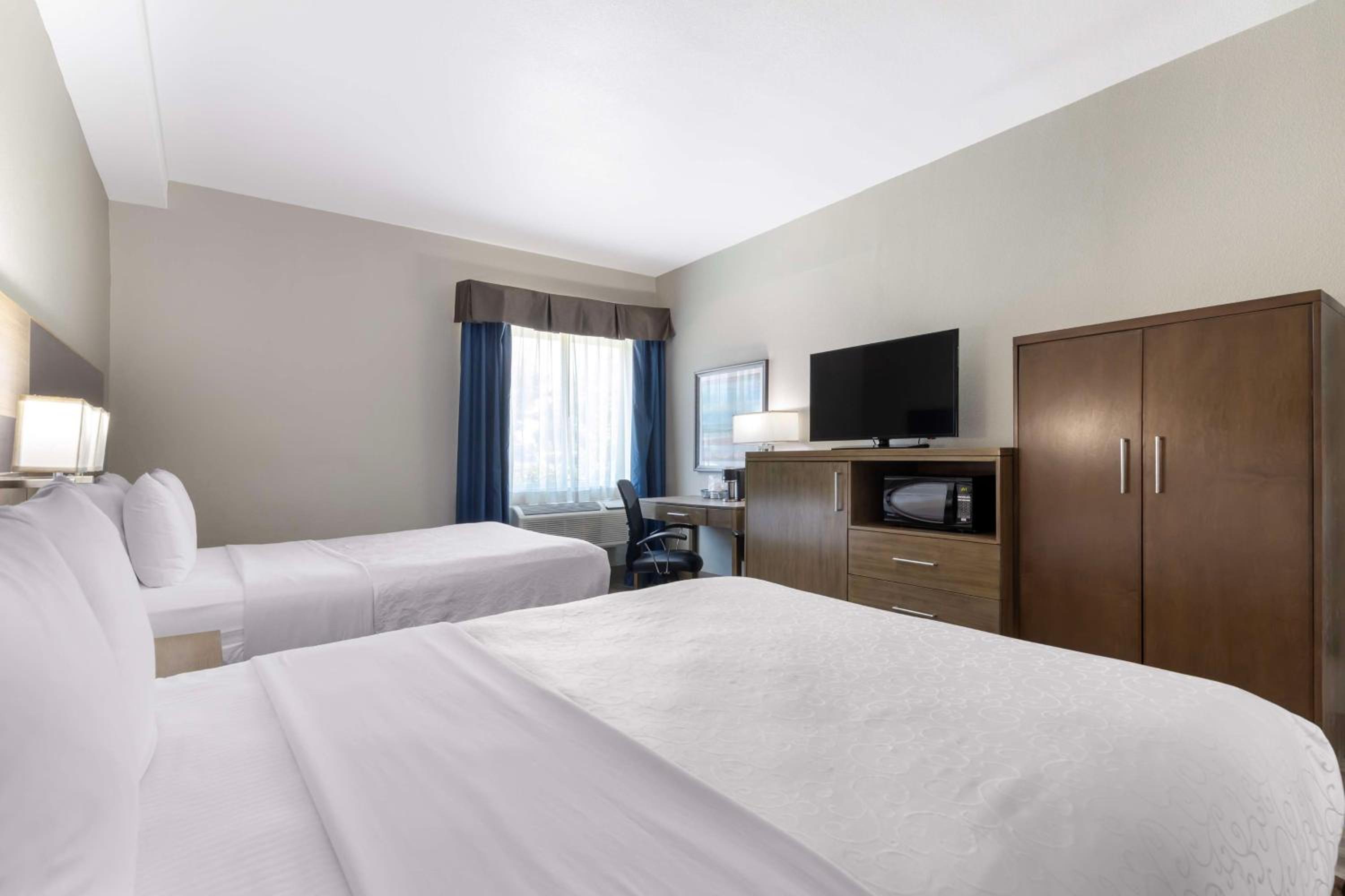 Queen Room with Two Queen Beds - Disability Access - Photo 2