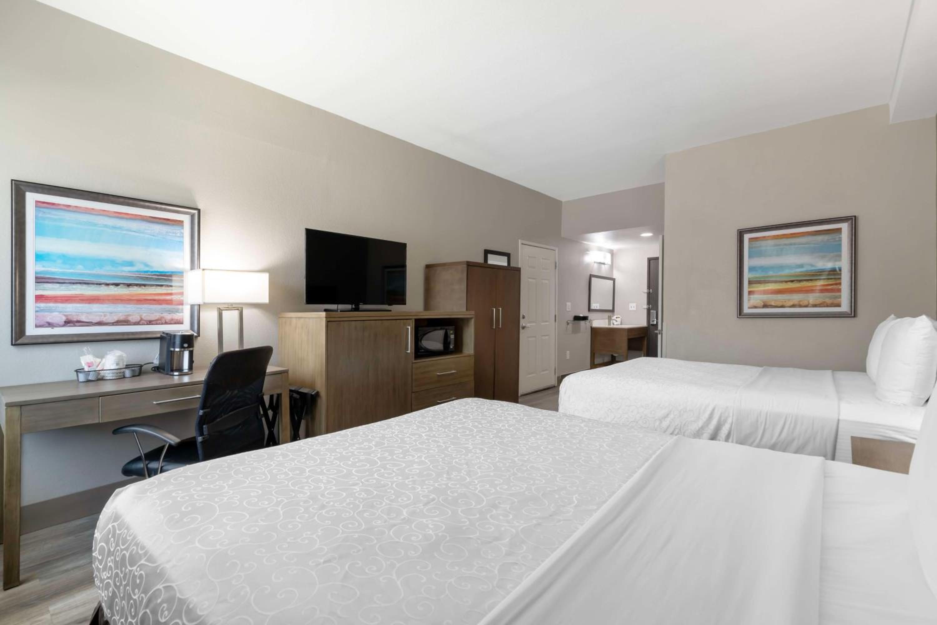 Queen Room with Two Queen Beds - Disability Access - Photo 3