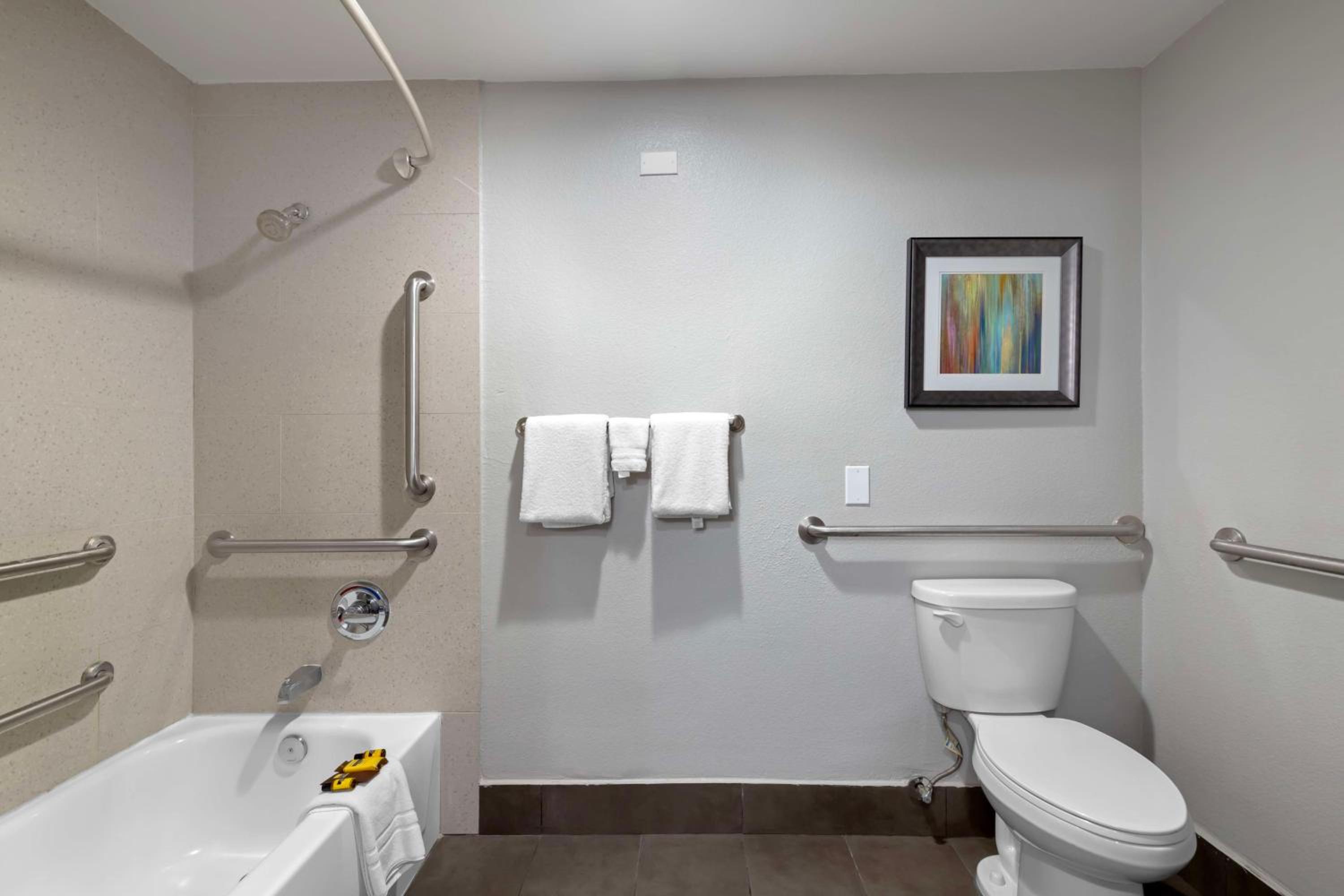 Queen Room with Two Queen Beds - Disability Access - Photo 4
