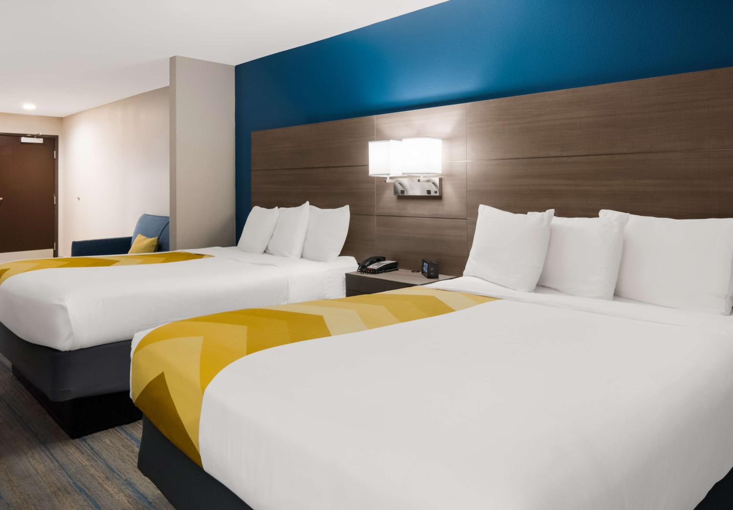 Queen Suite with Two Queen Beds and Sofa Bed - Photo 2