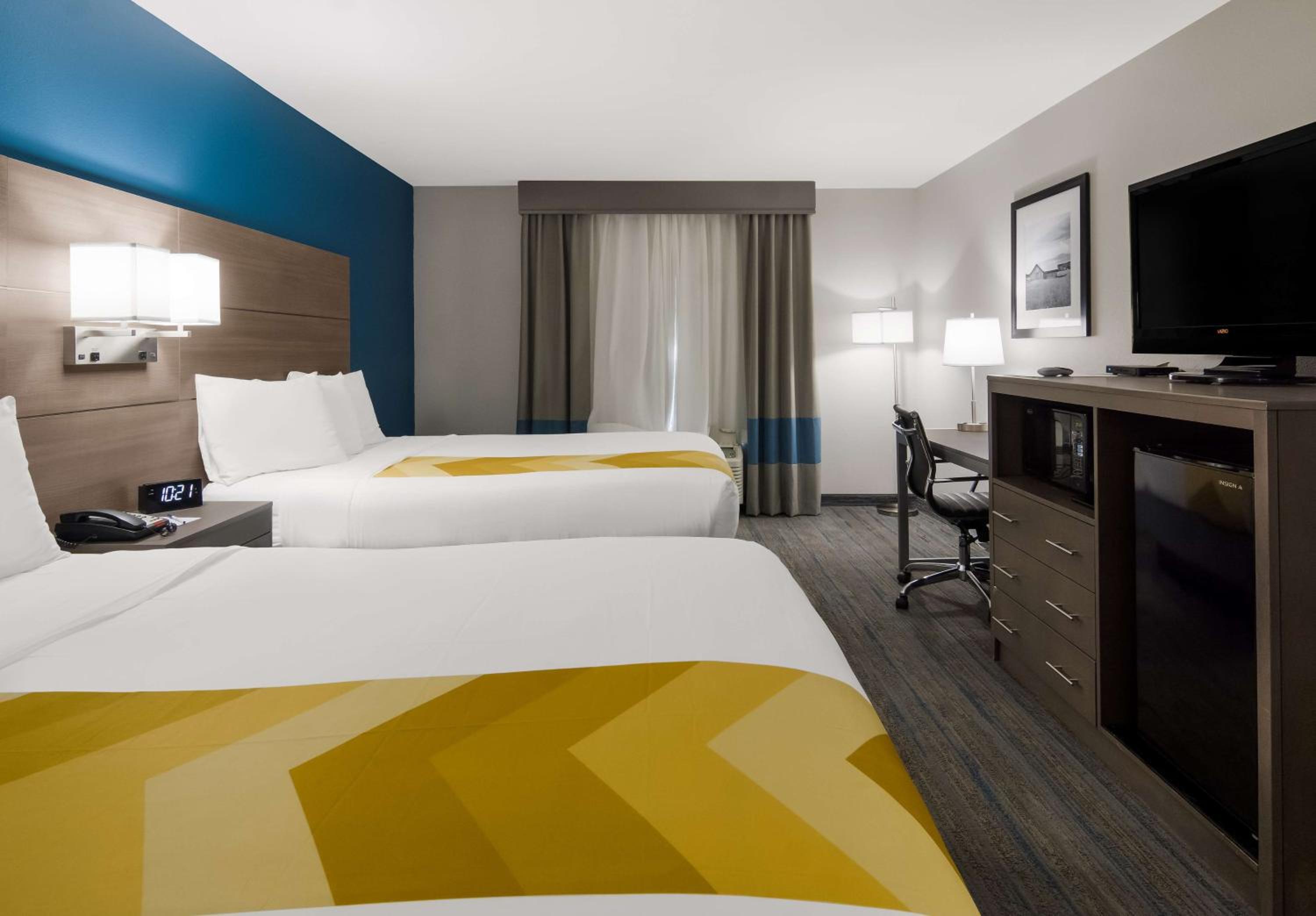 Queen Suite with Two Queen Beds and Sofa Bed - Photo 4