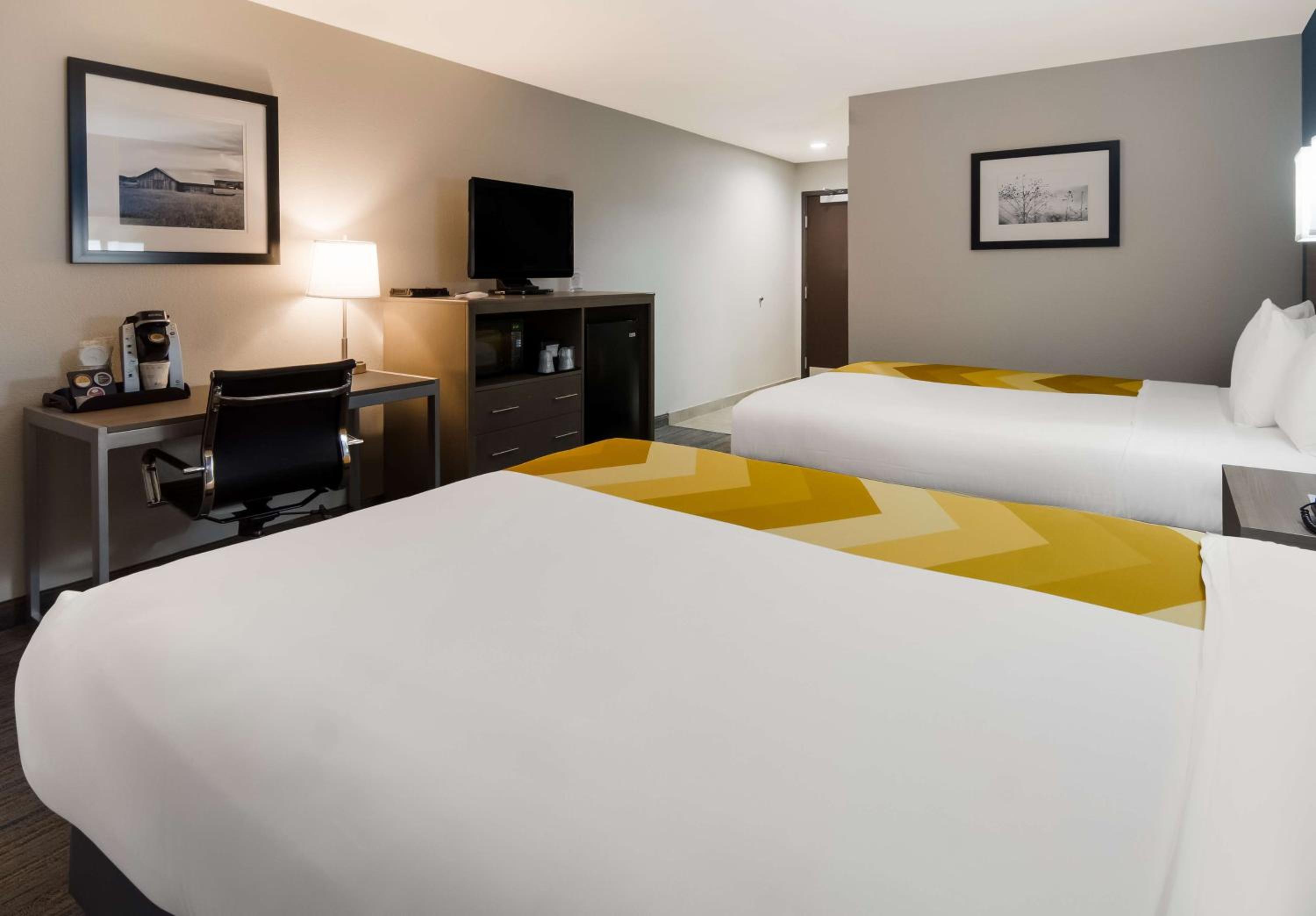 Queen Room with Two Queen Beds and Bath Tub - Disability Access/Non-Smoking  - Photo 1