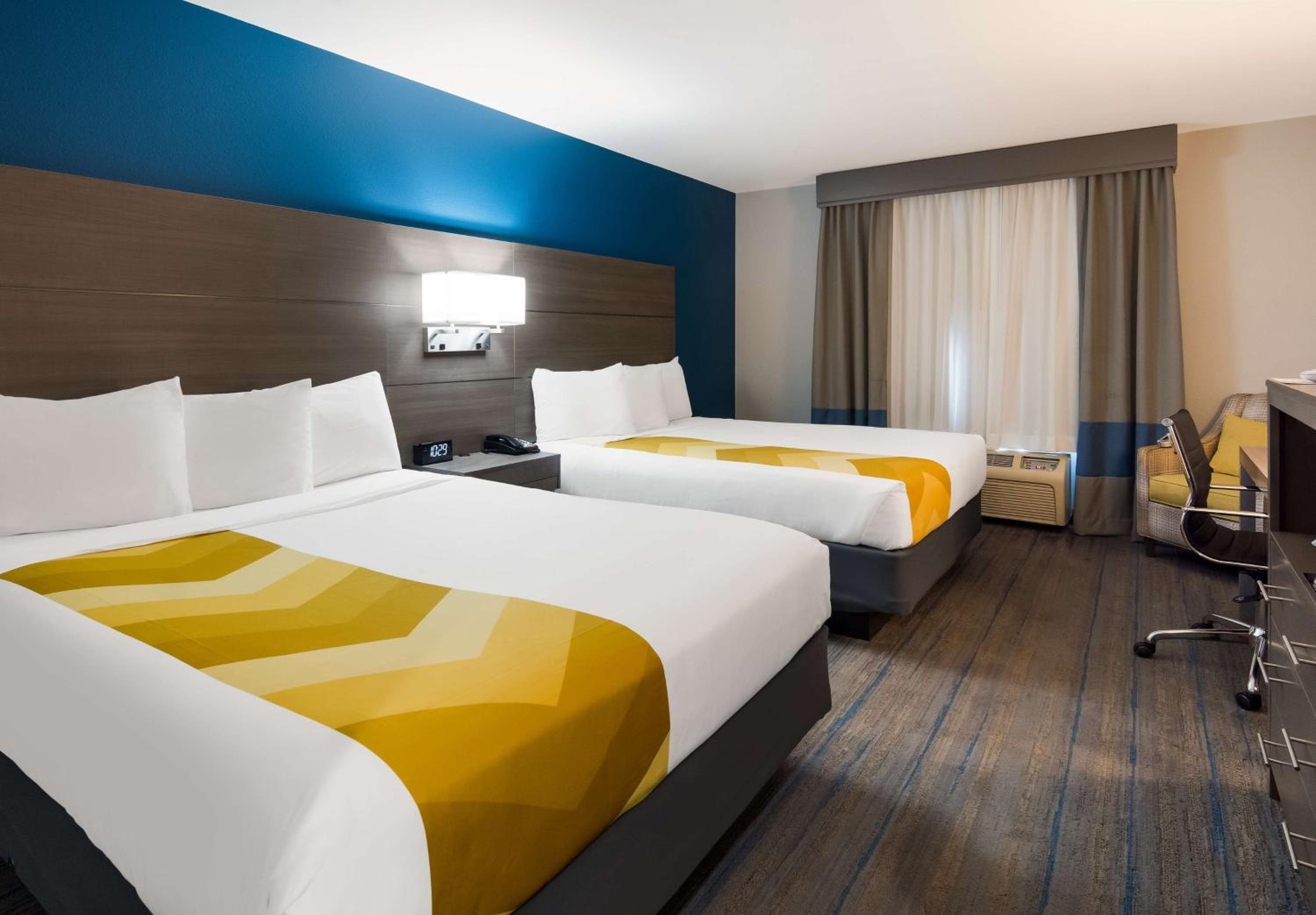 Queen Room with Two Queen Beds and Bath Tub - Disability Access/Non-Smoking  - Photo 2