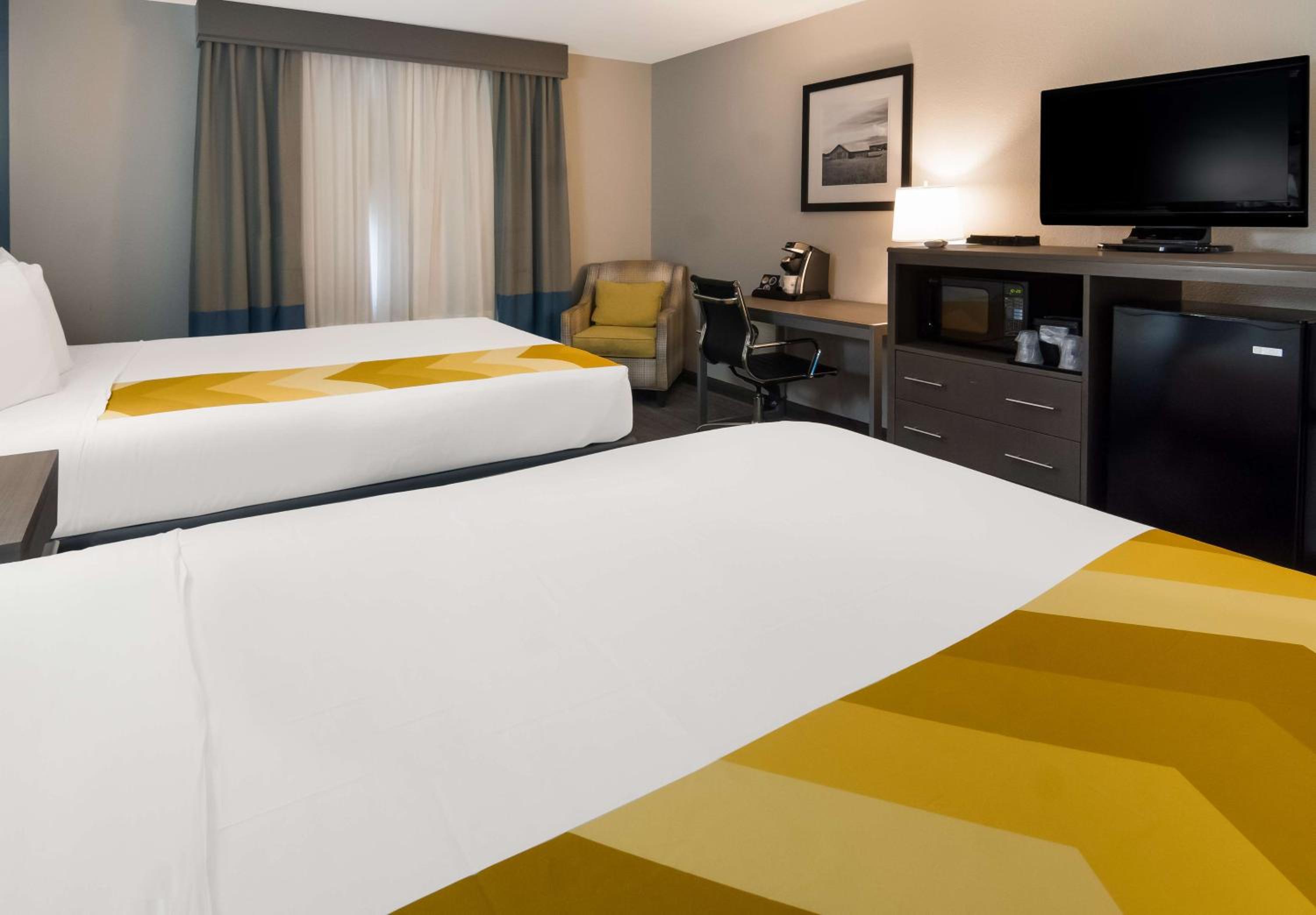 Queen Room with Two Queen Beds and Bath Tub - Disability Access/Non-Smoking  - Photo 4