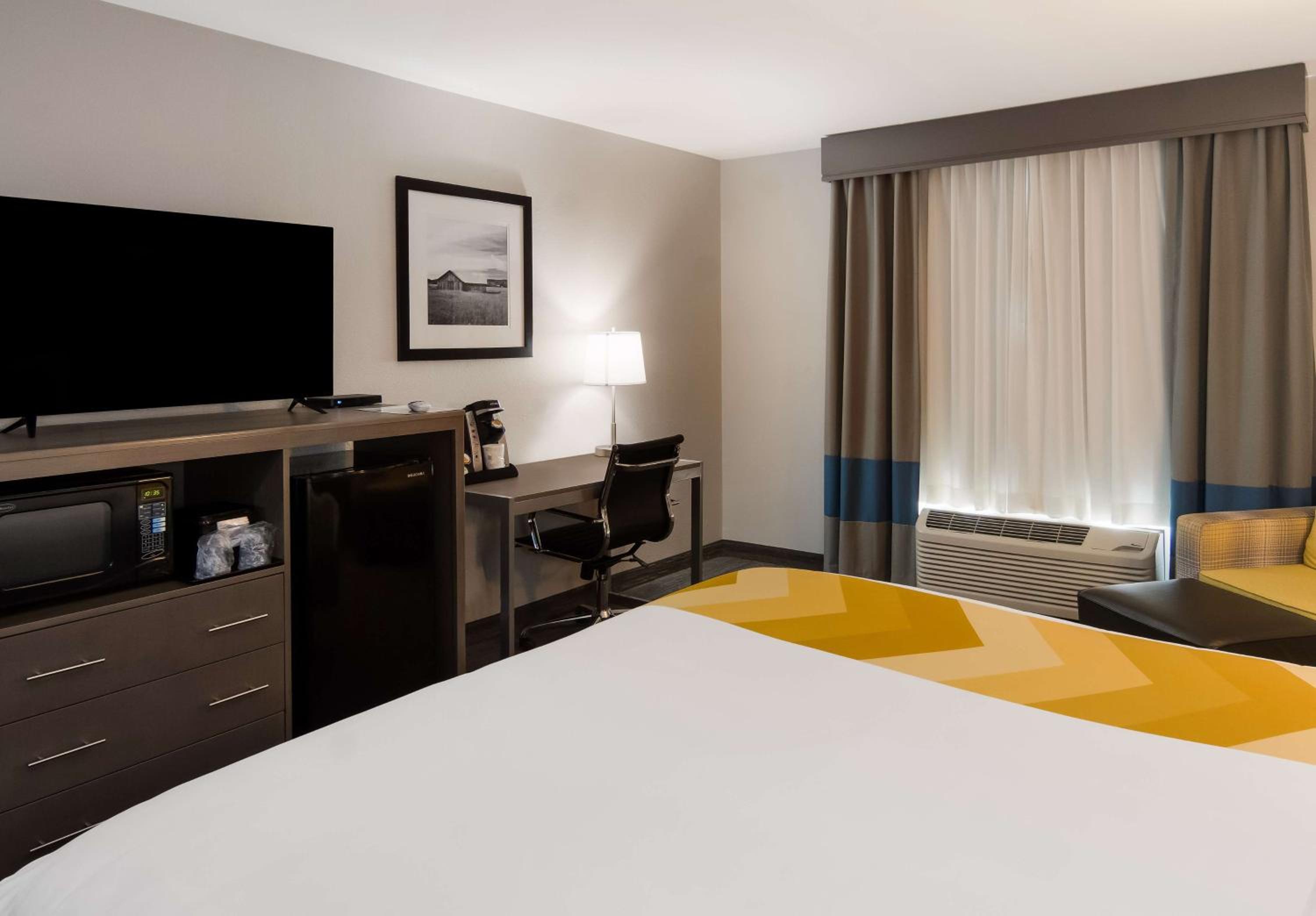 King Room - Non-Smoking - Photo 3