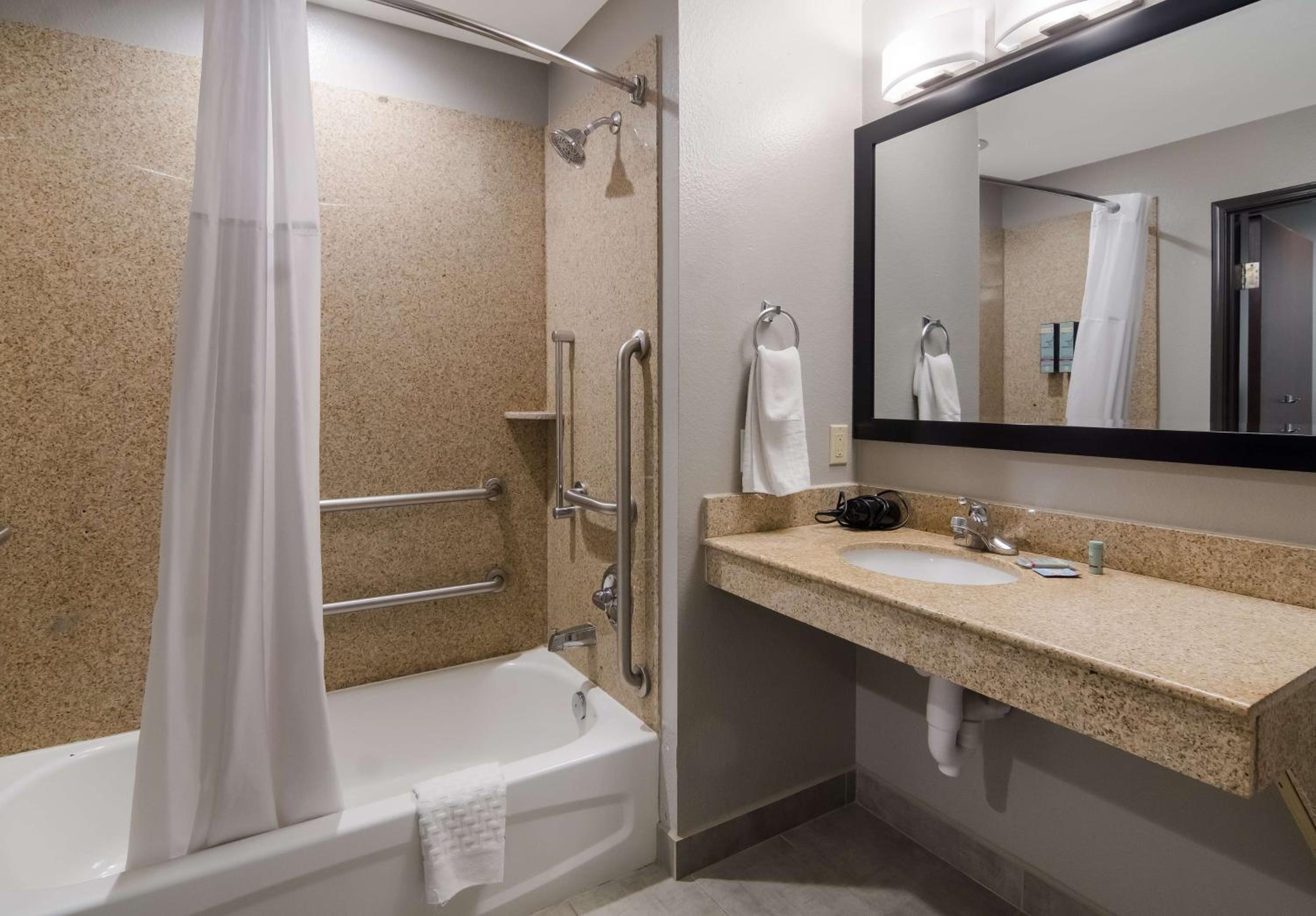 Queen Room with Two Queen Beds and Bath Tub - Disability Access/Non-Smoking  - Photo 3
