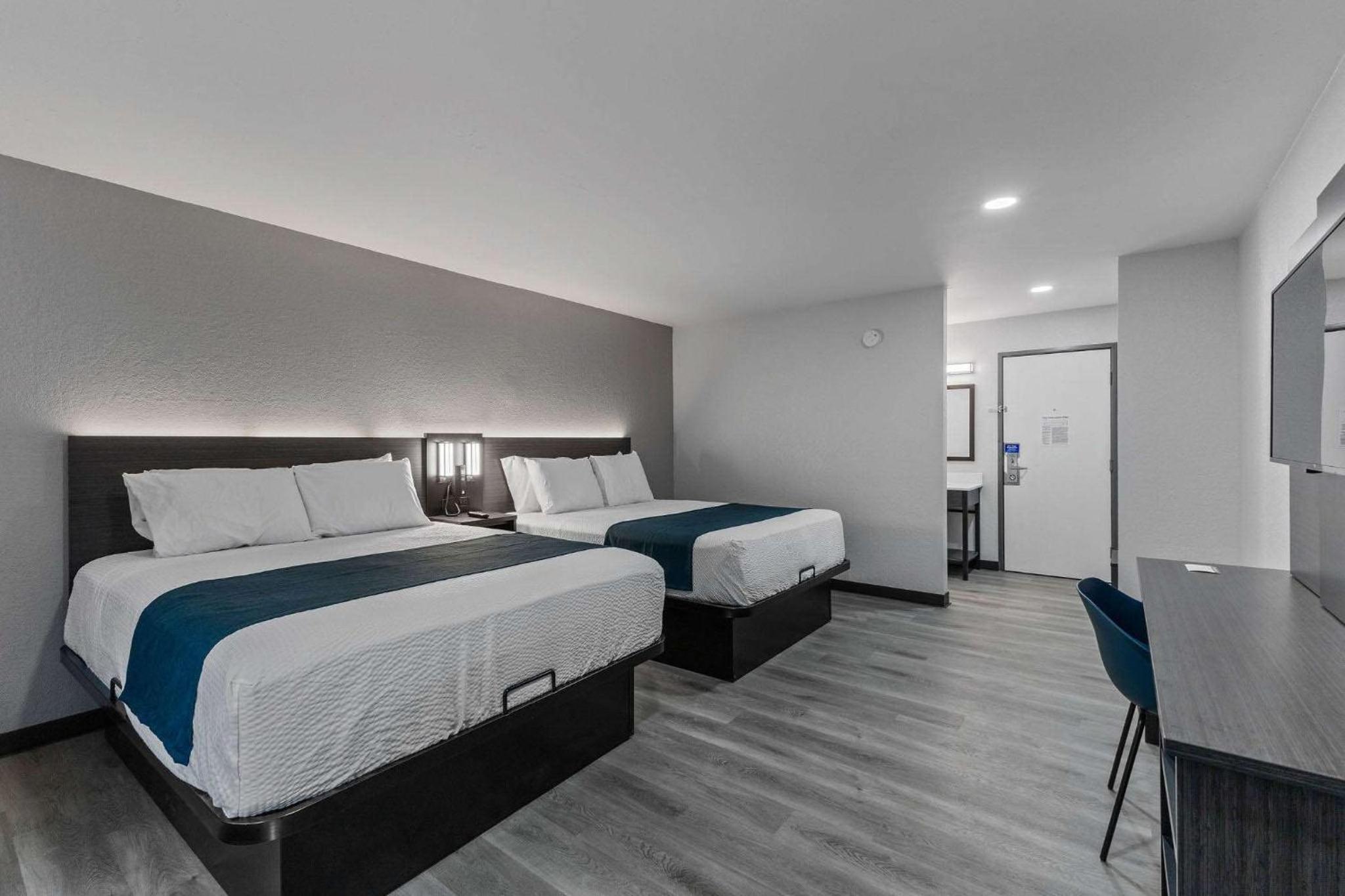 Queen Room with Two Queen Beds - Non-Smoking - Photo 2