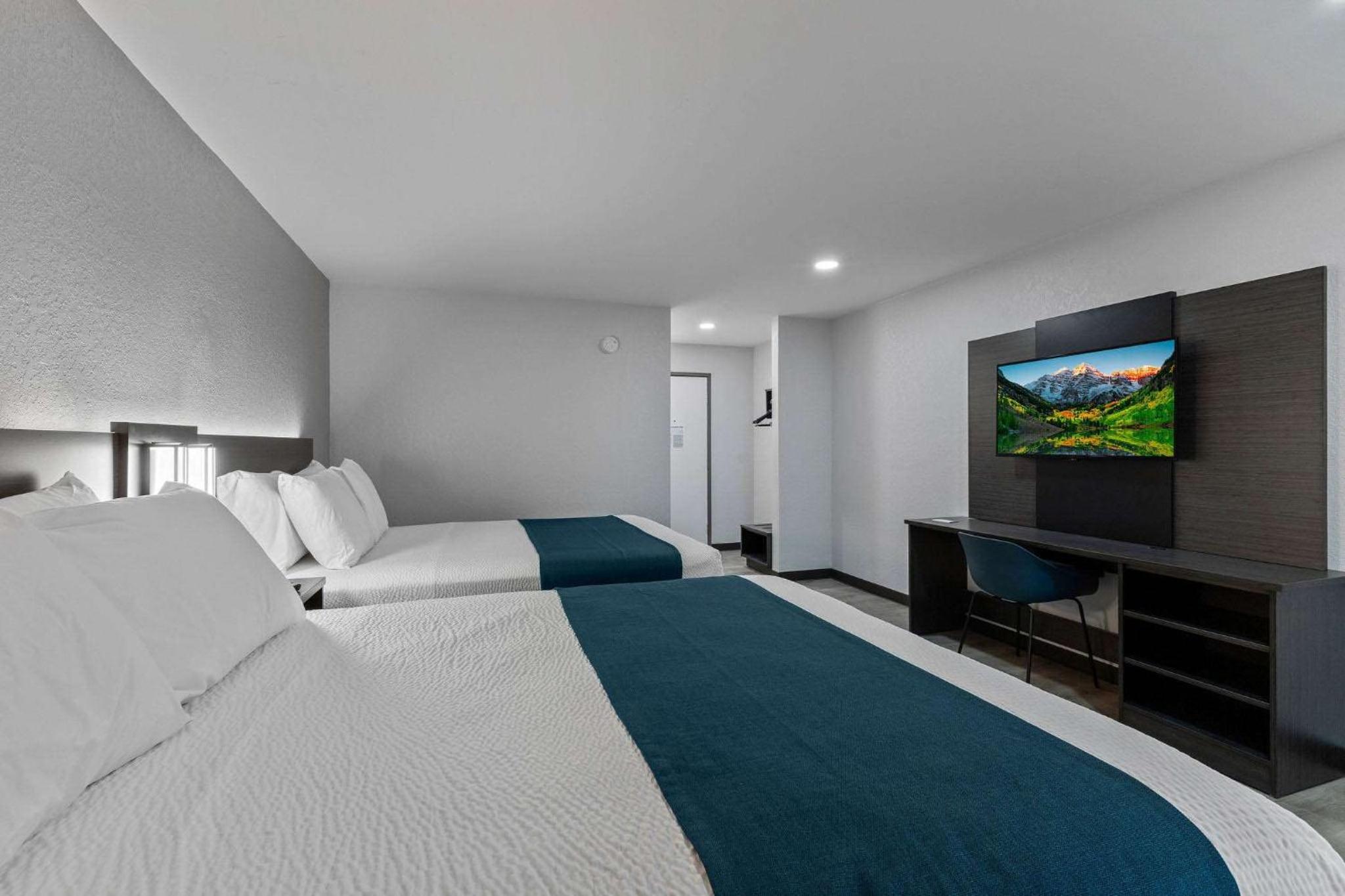Queen Room with Two Queen Beds - Non-Smoking - Photo 3