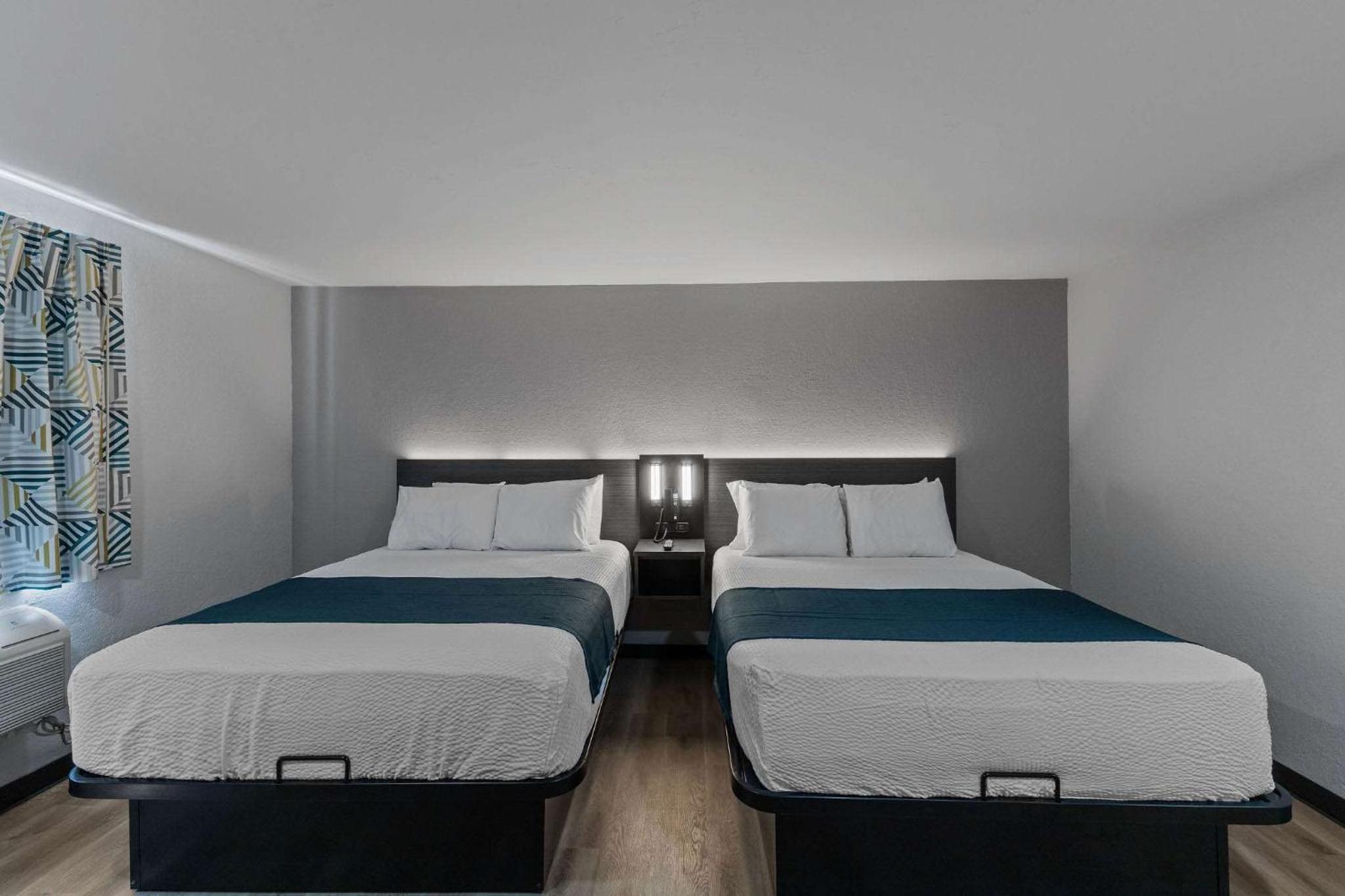 Queen Room with Two Queen Beds - Non-Smoking - Photo 4
