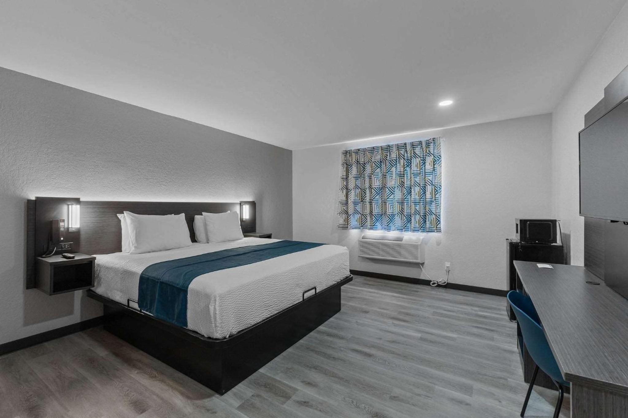 King Room - Non-Smoking - Photo 1