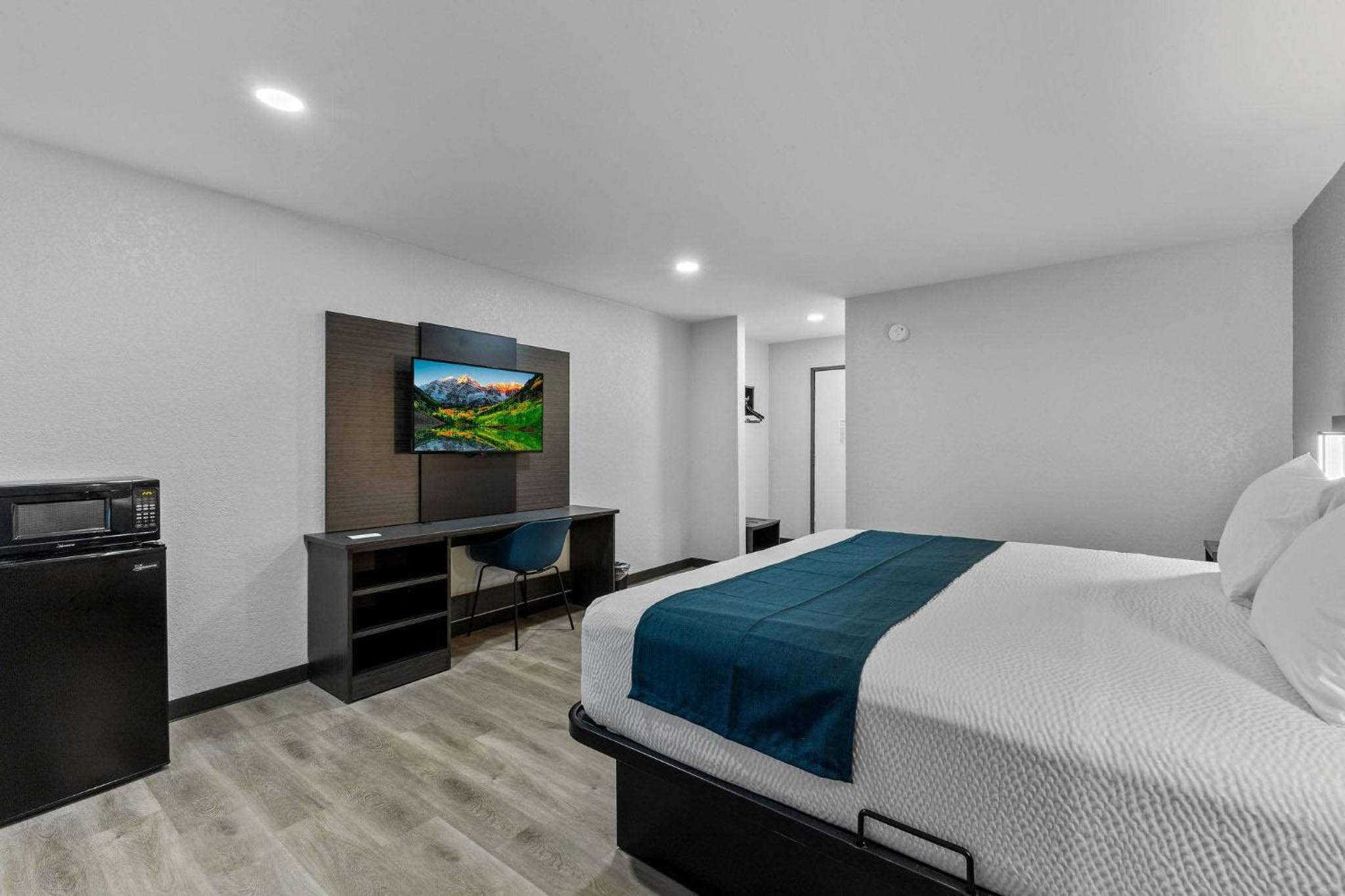 King Room - Non-Smoking - Photo 7