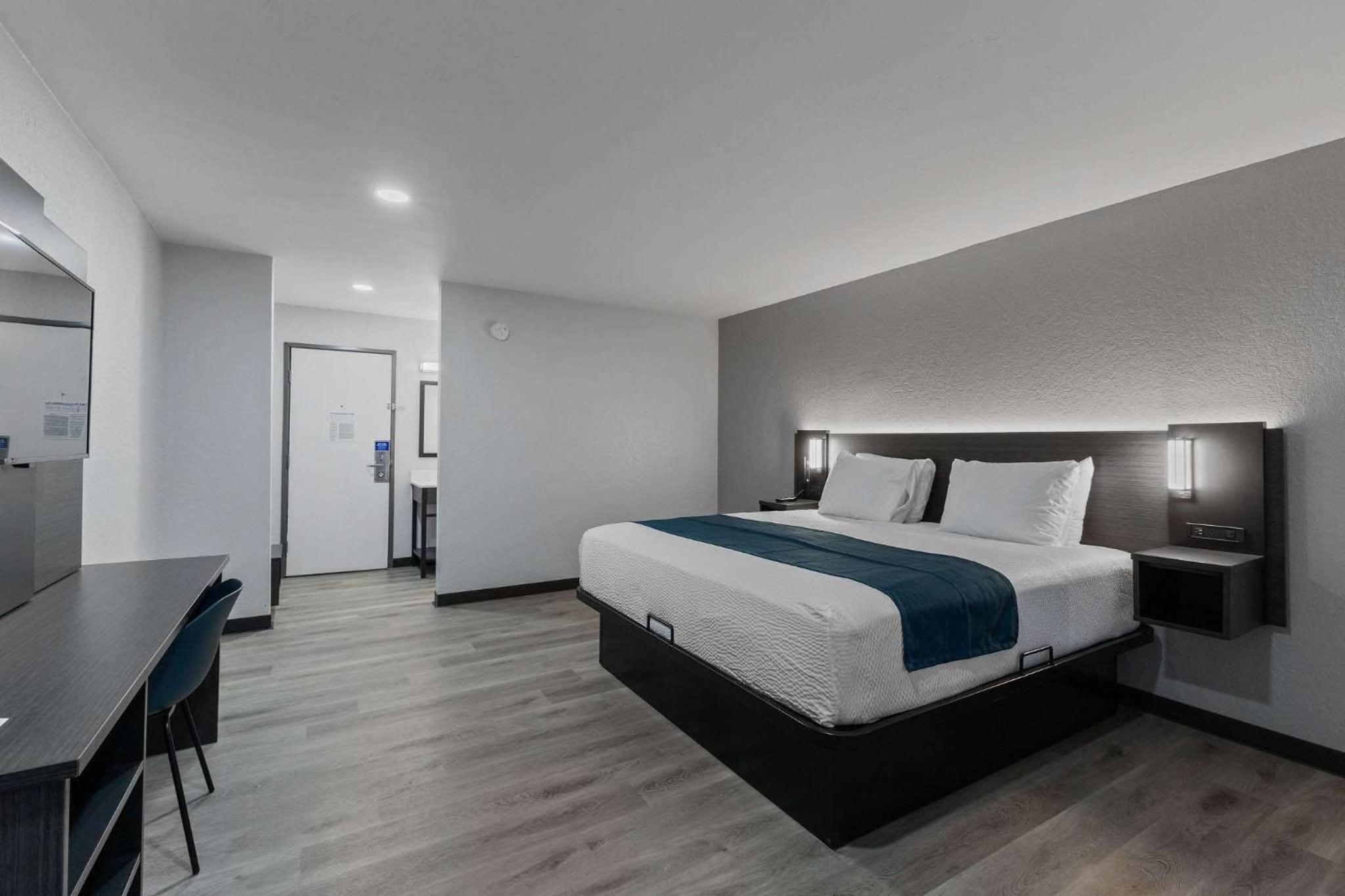 King Room - Non-Smoking - Photo 2