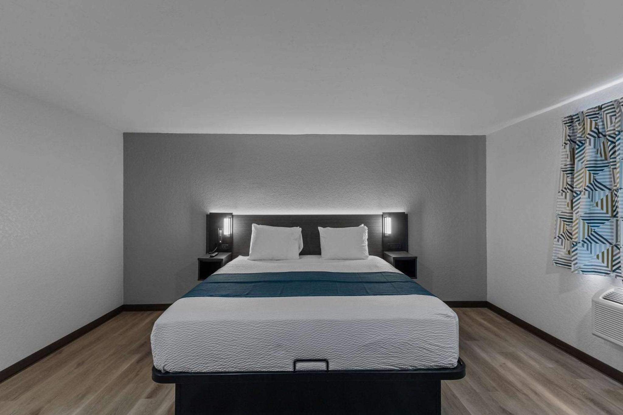 King Room - Non-Smoking - Photo 3