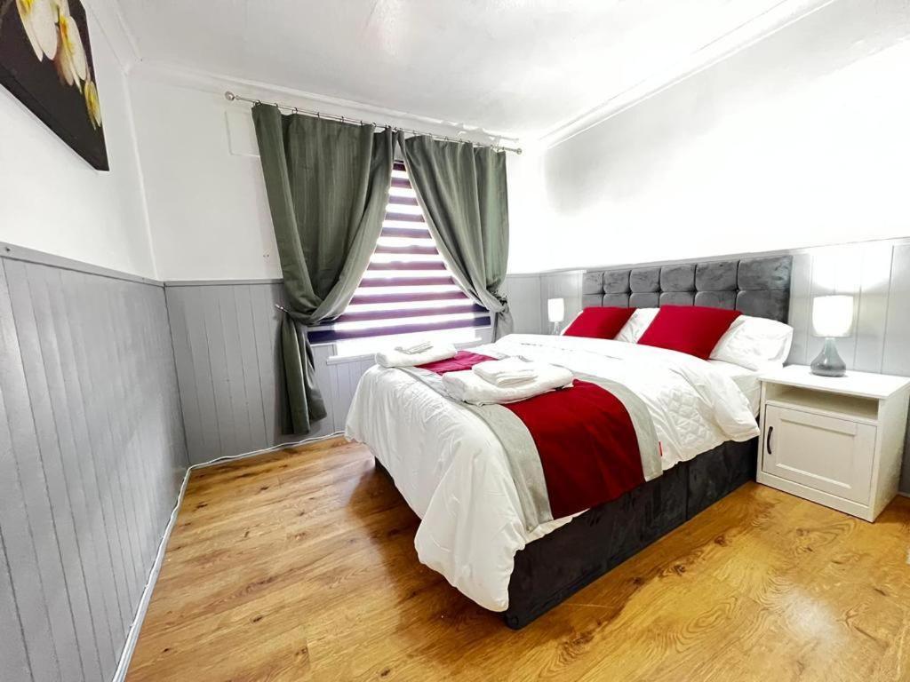 Three-Bedroom Apartment photo 1