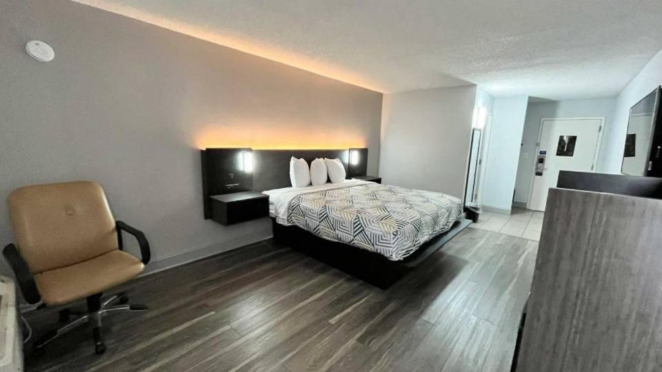 King Room - Non-Smoking - Photo 1