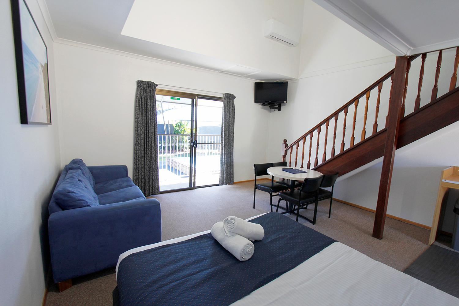 Family Room with Pool View - Photo 7
