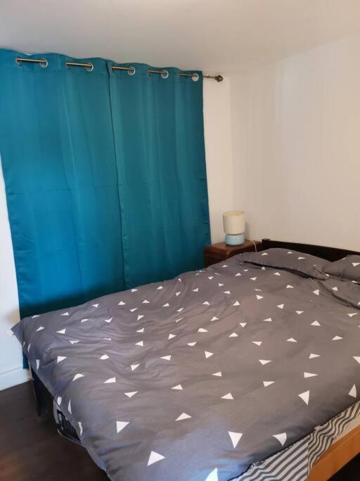 Five-Bedroom House photo 1