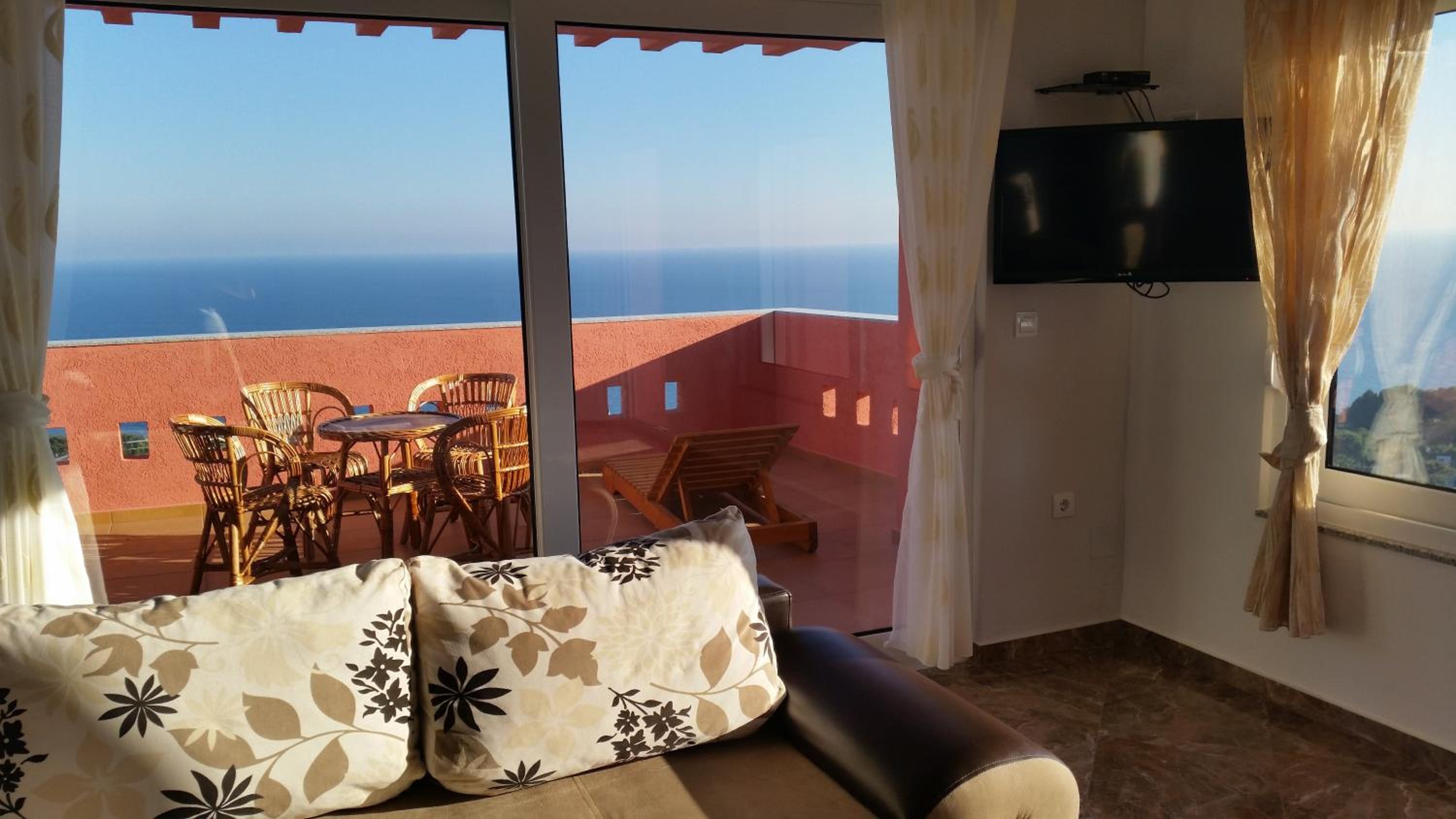 Deluxe One-Bedroom Apartment with Terrace and Sea View - Photo 4