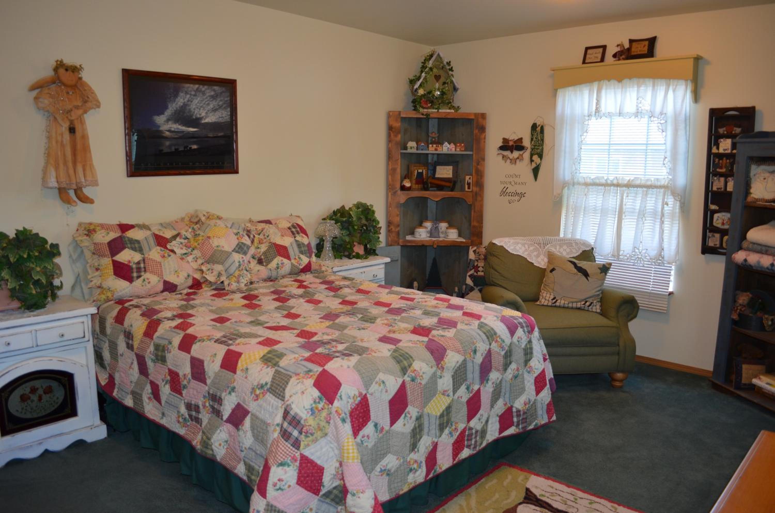 Premium Queen Room with Private Bathroom