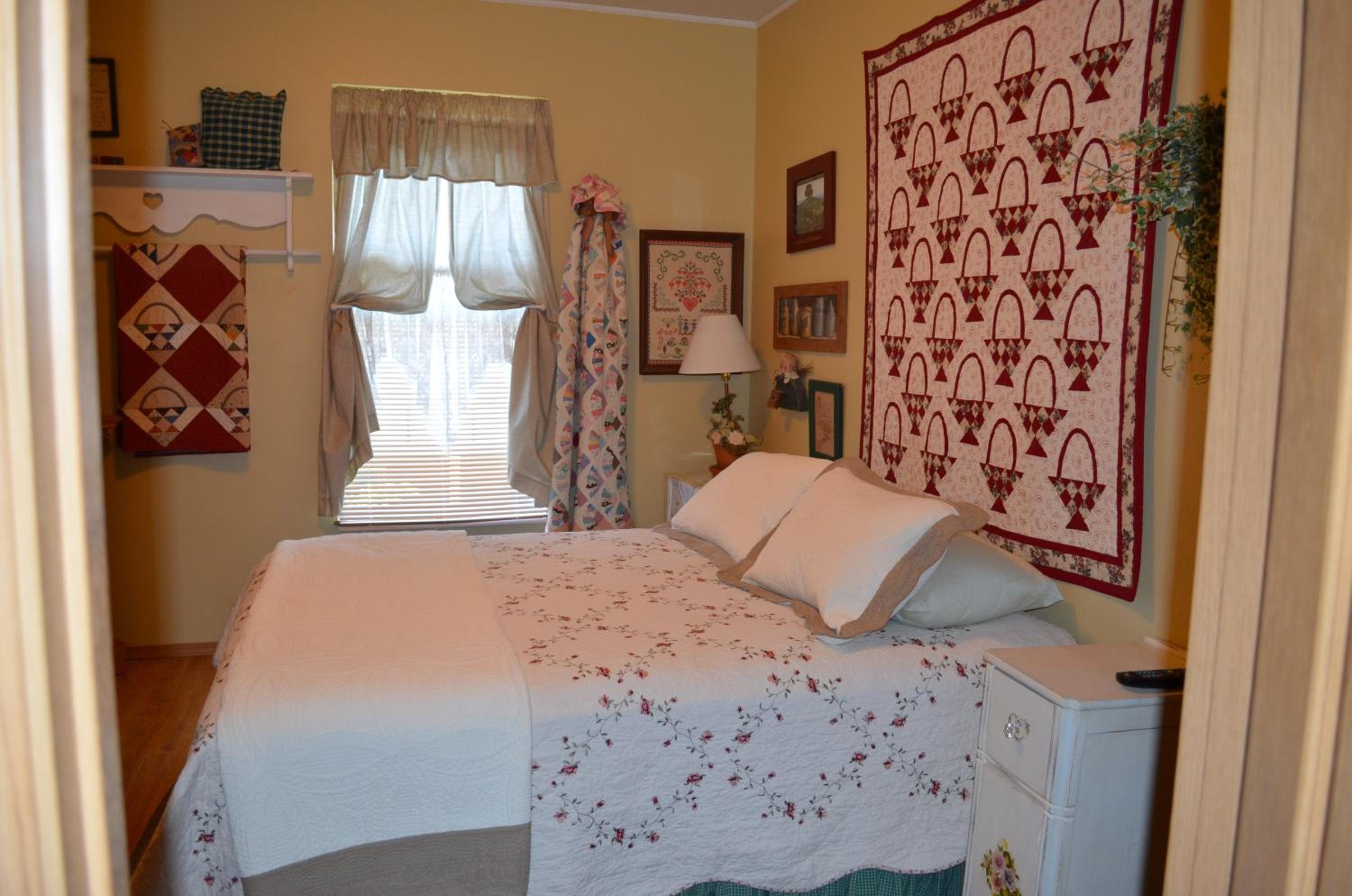 Deluxe Queen Room with Private Bathroom