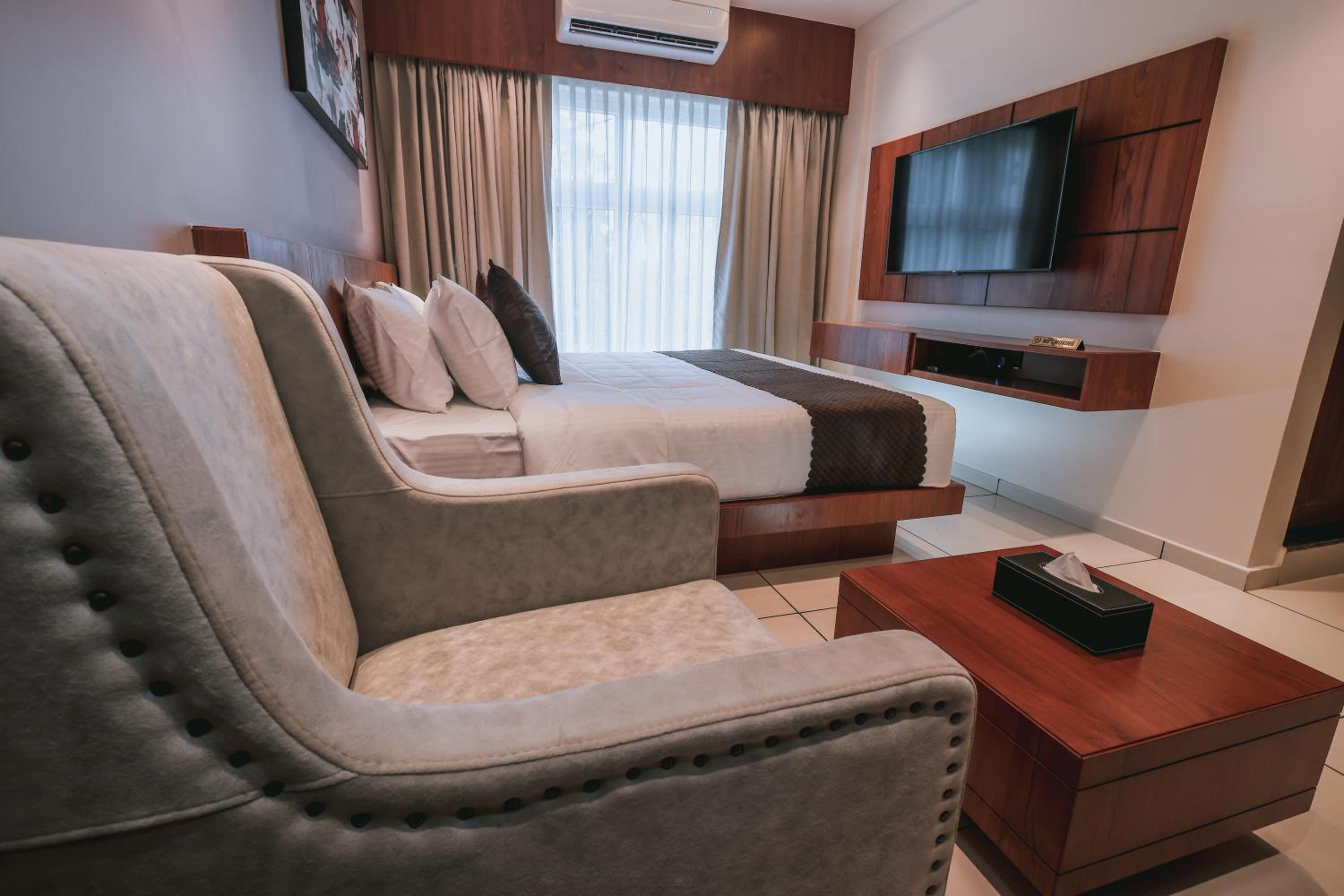 Superior King Room - Photo 13