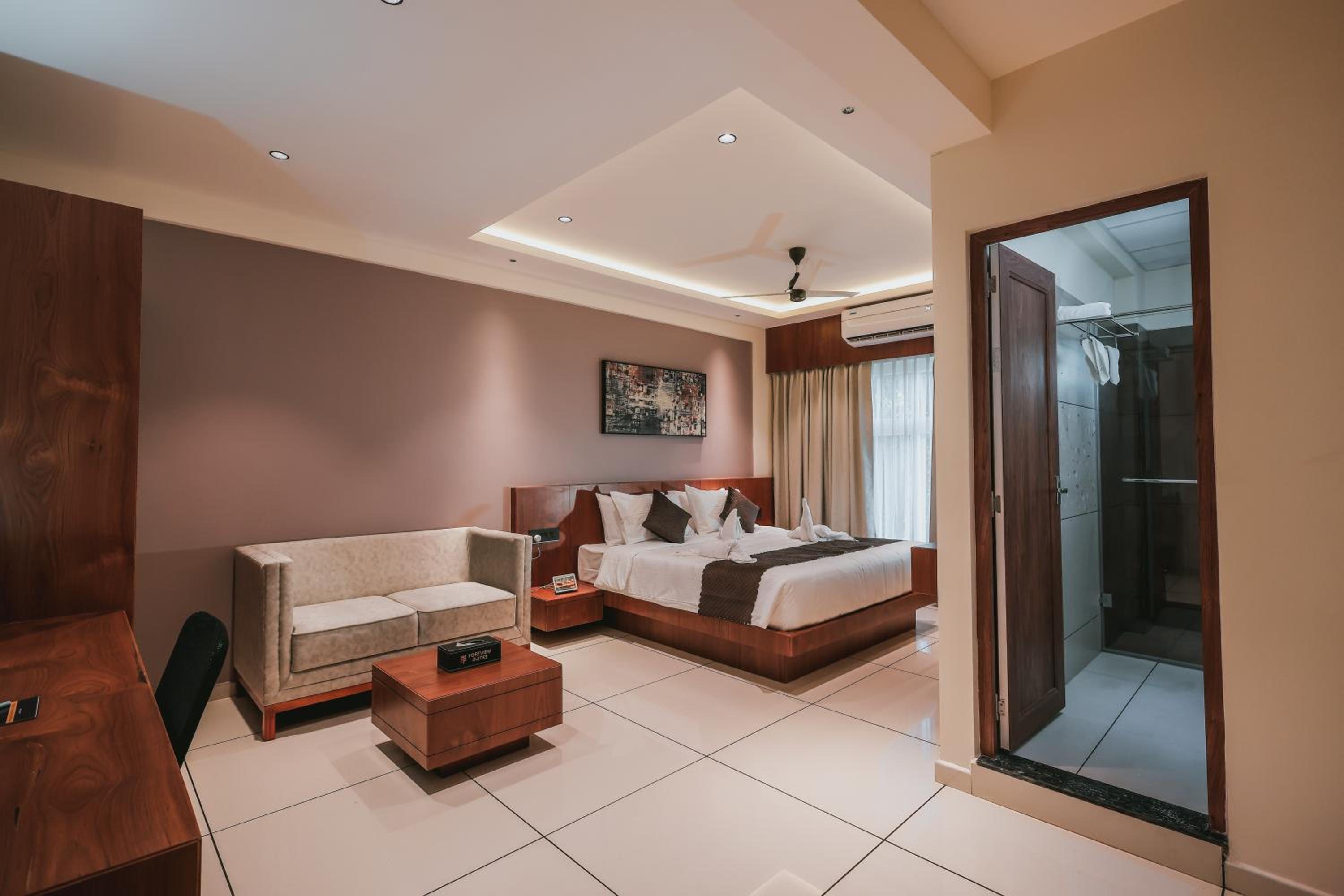 Deluxe King Room - Photo 9