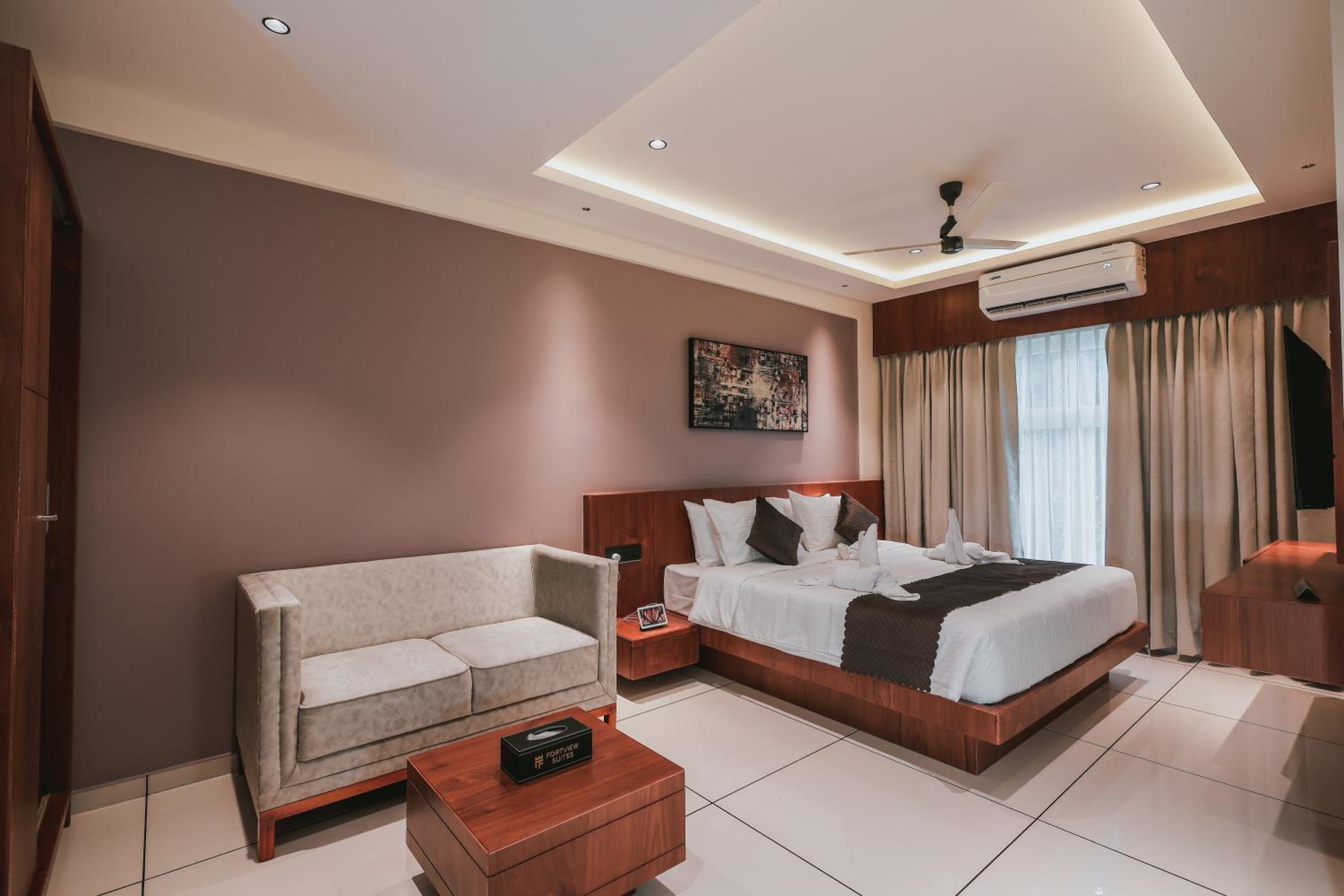 Deluxe King Room - Photo 12