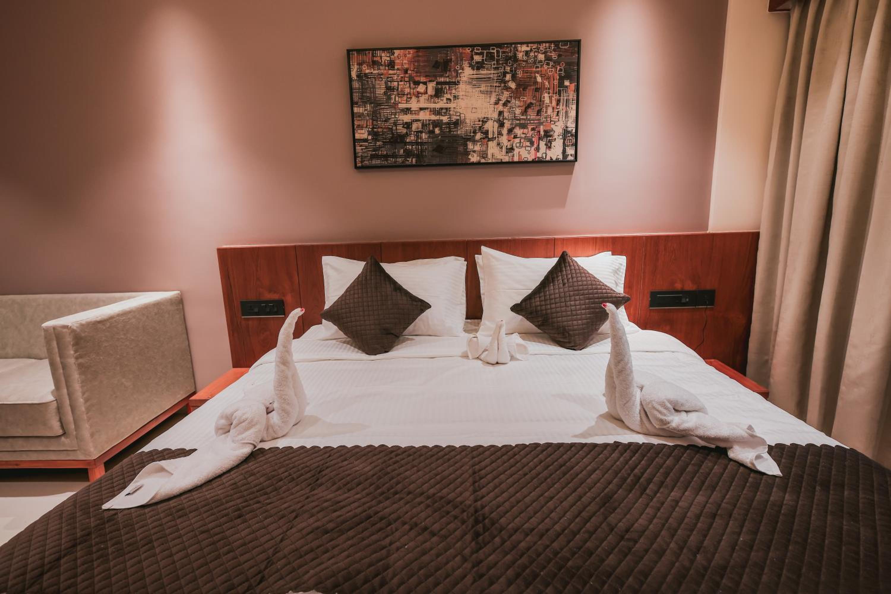 Deluxe King Room - Photo 11