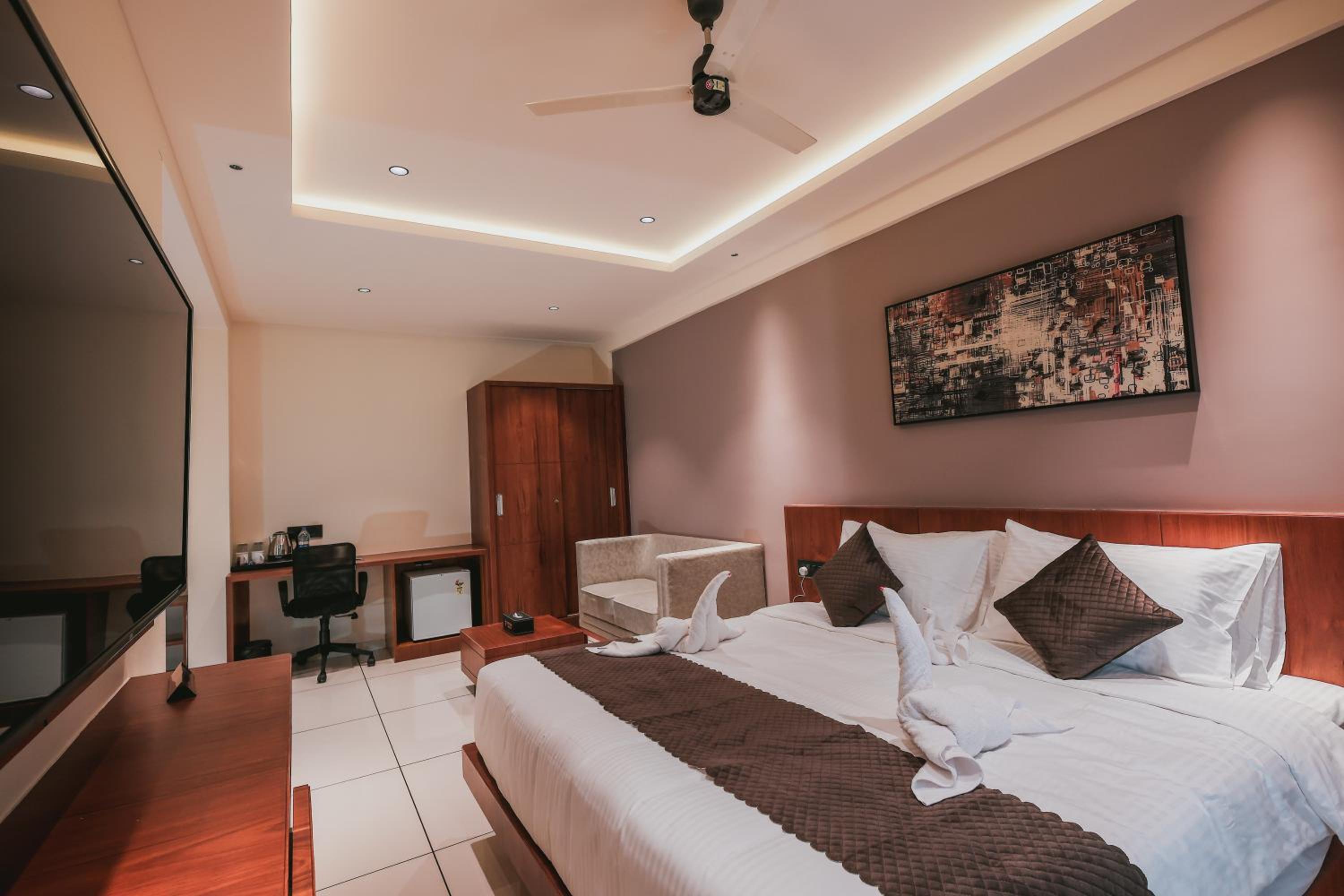 Deluxe King Room - Photo 10