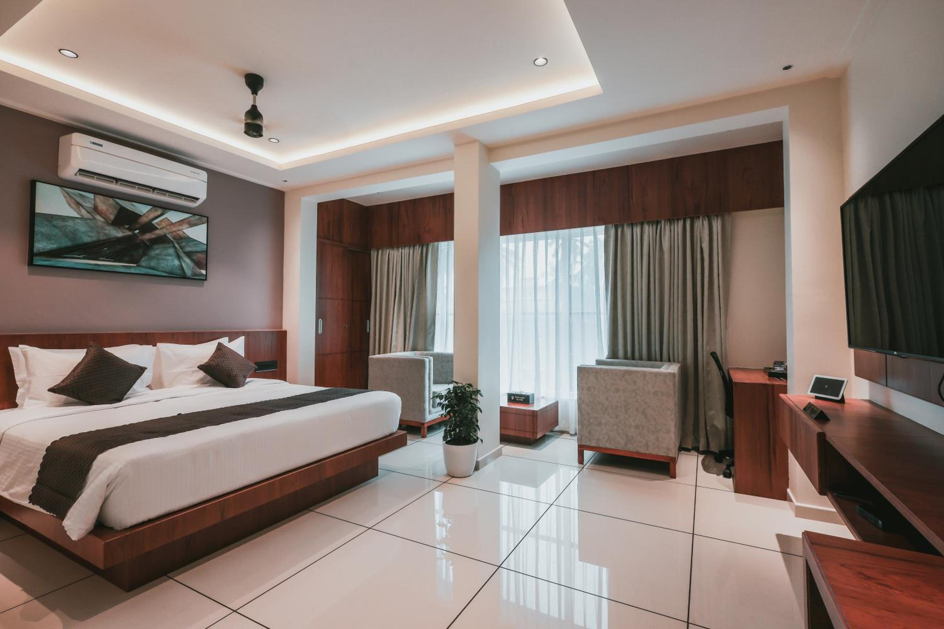 Deluxe King Room - Photo 2