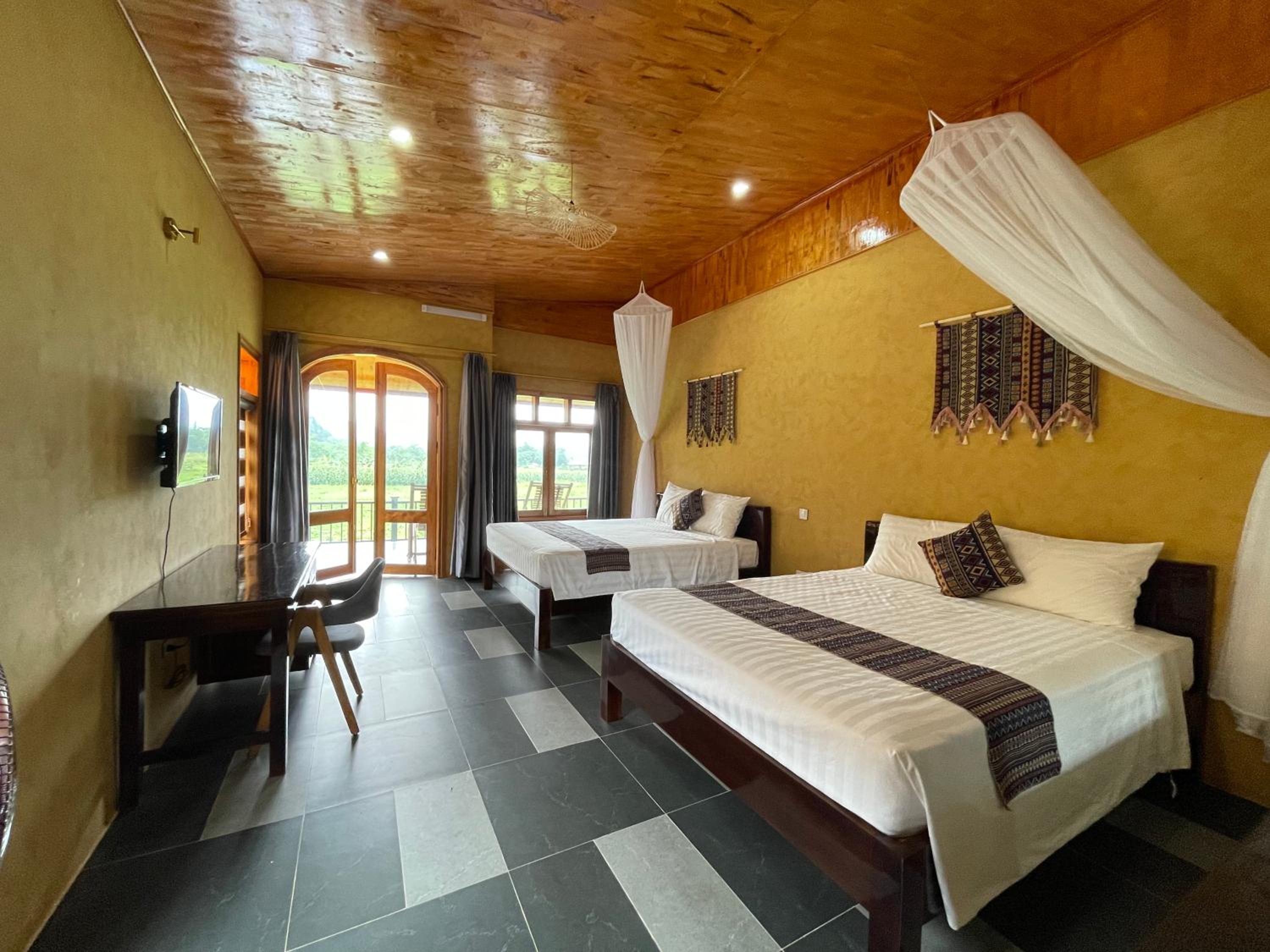 Family Suite with Balcony - Photo 2