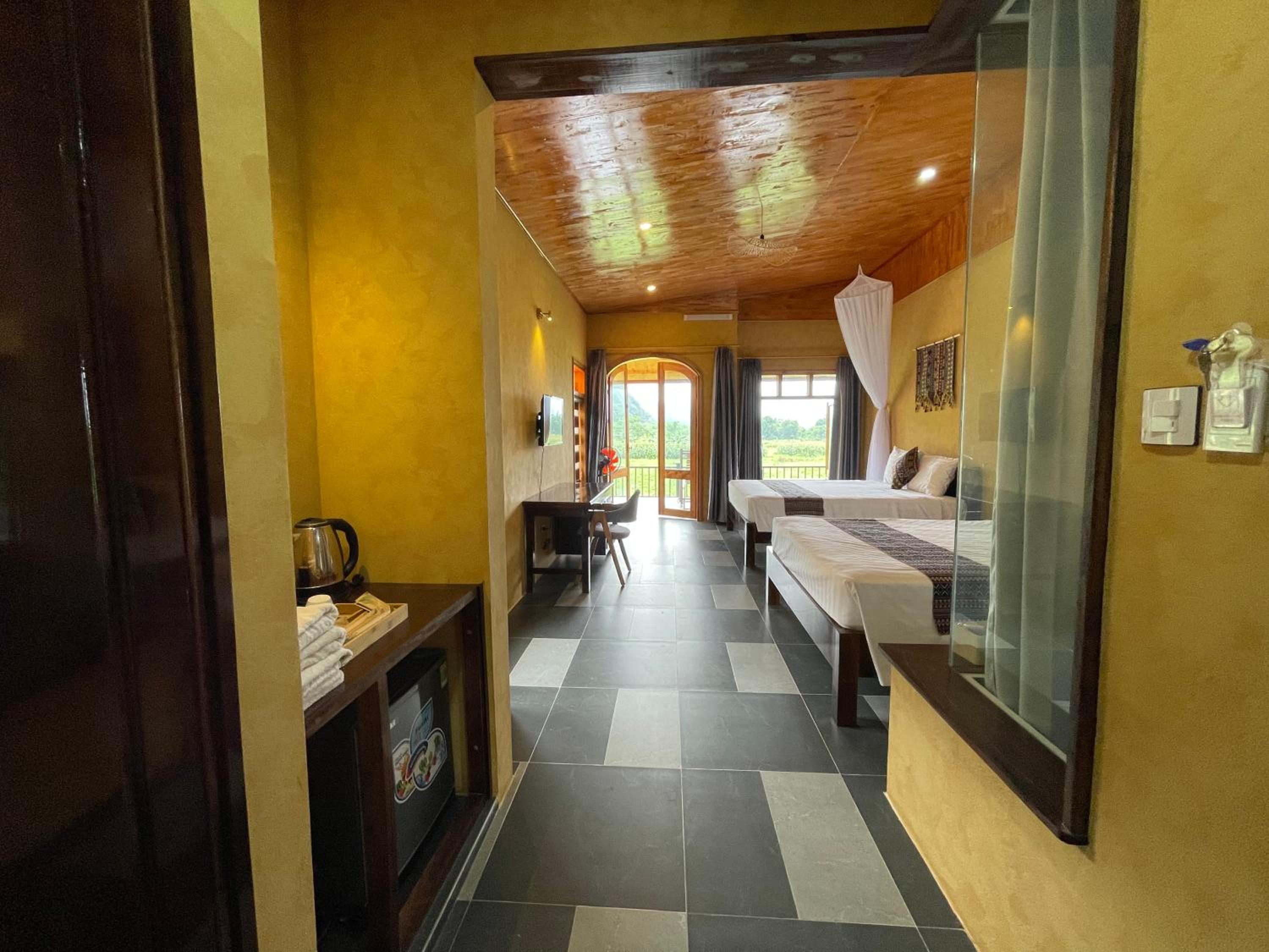 Family Suite with Balcony - Photo 7