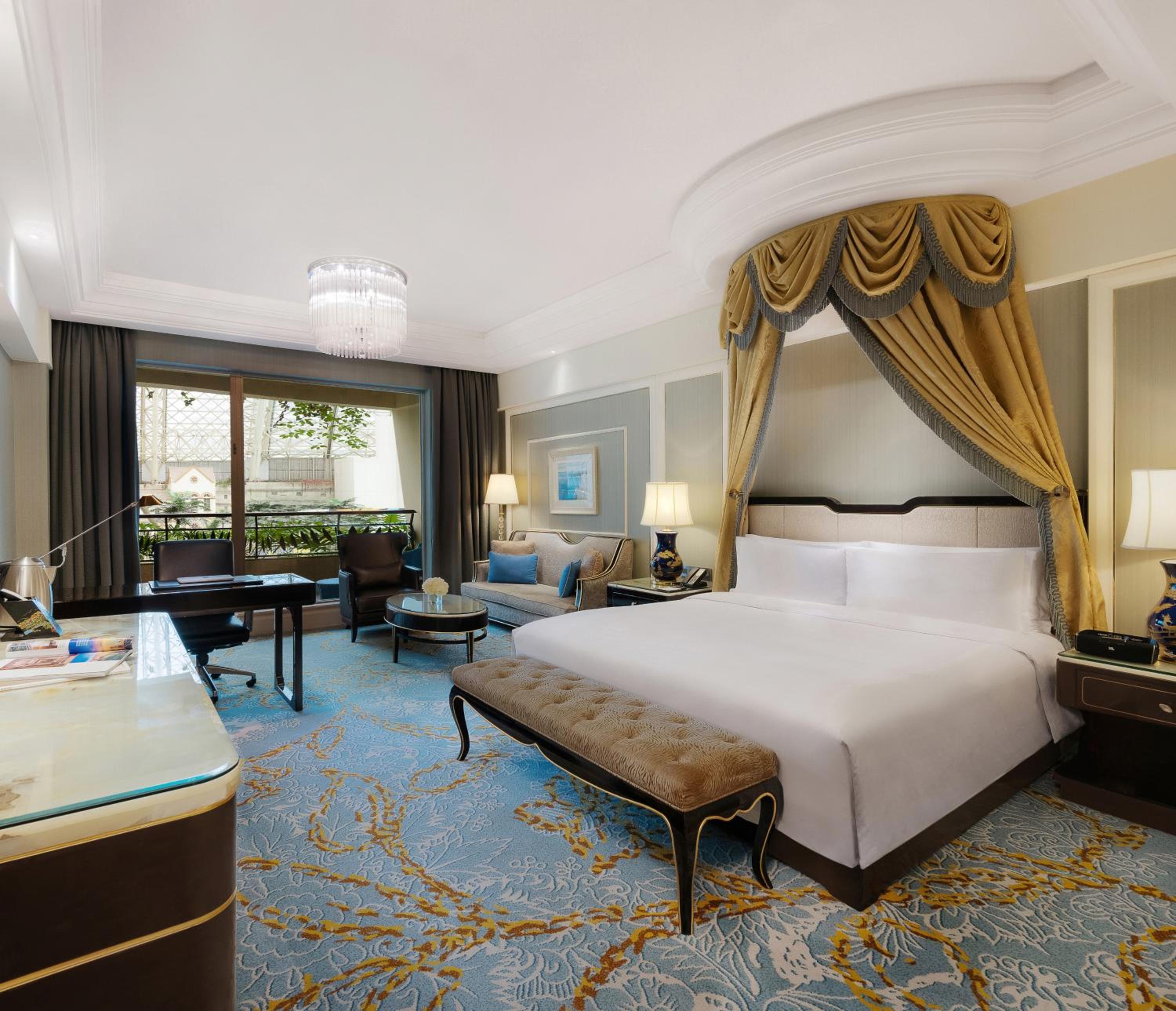 1 King One-Bedroom Suite