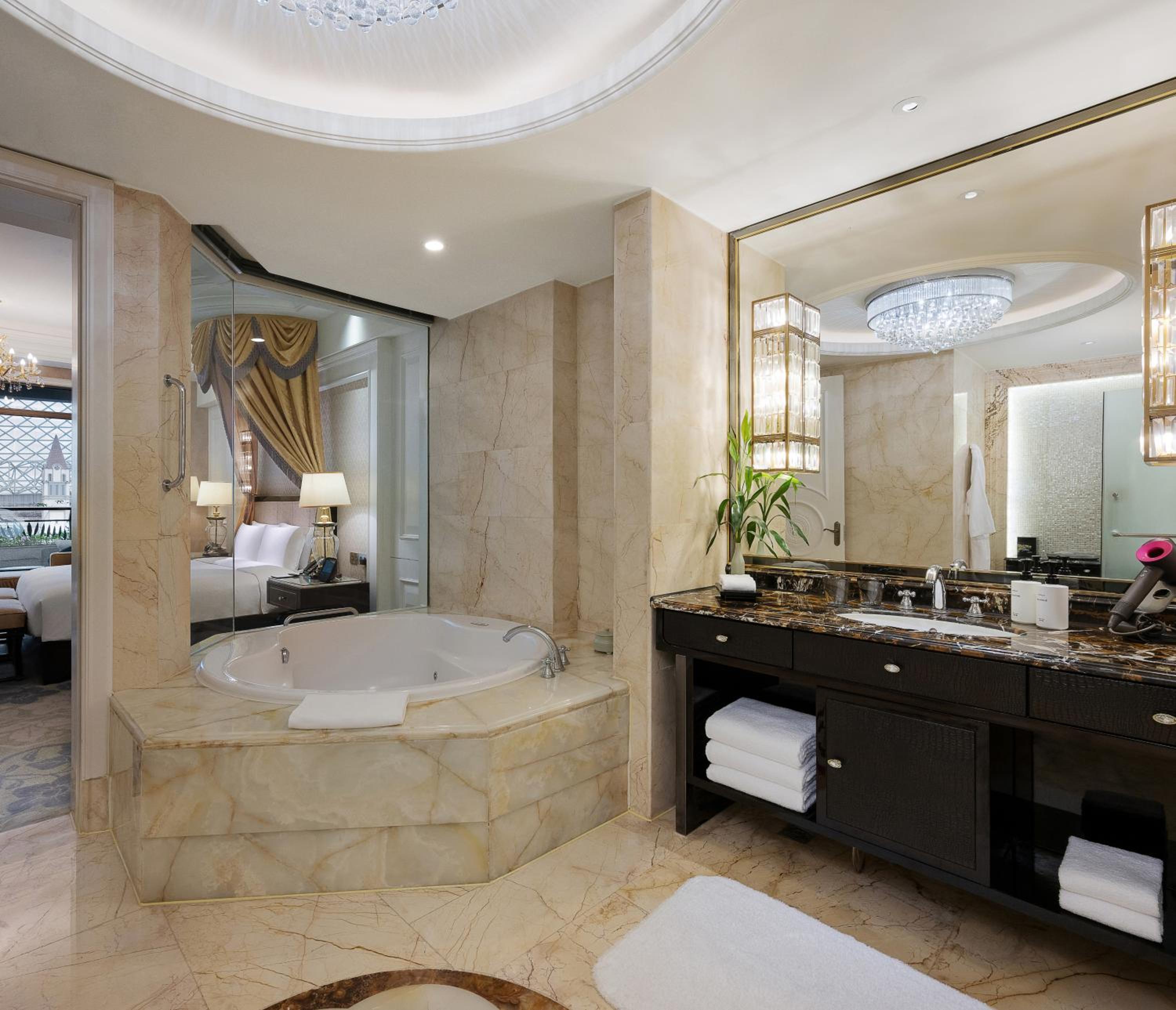 1 King One-Bedroom Suite thumbnail 6